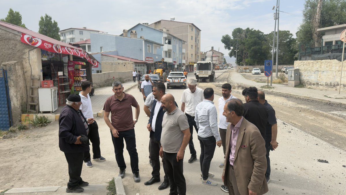 nacikaya04's tweet photo. Diyadin’imiz için çalışmaya, hizmet üretmeye devam ediyoruz.

Sayın Cumhurbaşkanımız ve Genel Başkanımız Recep Tayyip Erdoğan’ın liderliğinde, AK Parti’mizin eser ve hizmet siyaseti doğrultusunda; Diyadin Kaymakamlığımızın himayelerinde, Karayolları ekiplerimiz tarafından Öğretmenevi’nden Oto Sanayi’ye kadar uzanan güzergâhta mevcut asfaltın kazıma çalışmalarına başlanmıştır.

Çalışmaların tamamlanmasıyla birlikte güzergâhımızı daha modern, güvenli ve konforlu bir ulaşıma kavuşturacağız.

Diyadin’imize ve kıymetli hemşehrilerimize hayırlı olsun. 🇹🇷
