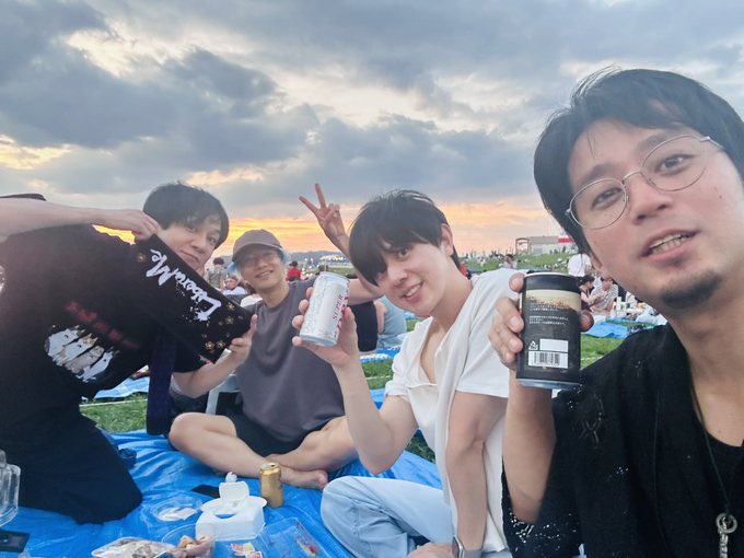 ytk0723's tweet photo. 今日はメンバーと会社の皆で足利の花火大会を見に!110年の節目にLiberaMeの「毘盧遮那」が流れて感動!個人的に100周年にはテーマソング「100年花火」を提供しているし、これからもずっと楽しみにしています!#LiberaMe #jetblackflowers #足利花火大会 #毘盧遮那 #Glowlamp #渡良瀬橋43 #100年花火 https://t.co/CnChbD1lbQ