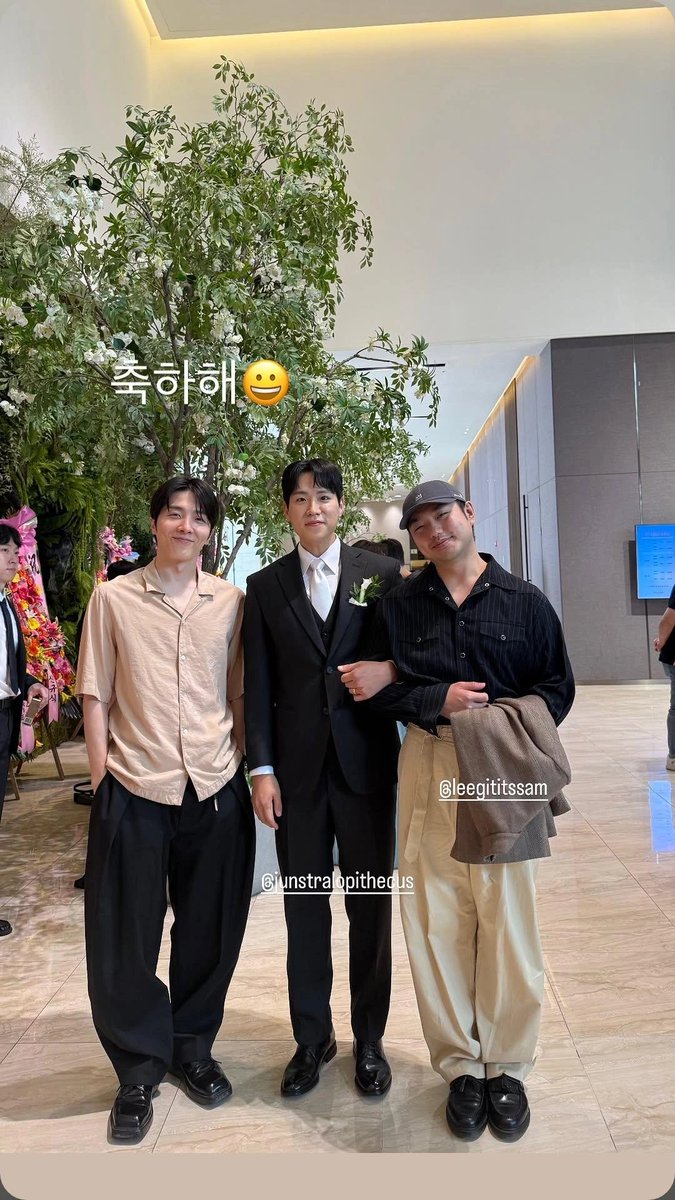 deyphinium's tweet photo. [260801 - UPDATE] @LeegitItsSam 

Sam Kim attending his friend's wedding, look how adorable he is!❤️ (finally we can see him 🥲 thanks jukjae-nim! and happy wedding junhyun-ssi!💍)

©jungjukjae (IG story)

#samkim #샘김 #샘킴 https://t.co/nmQFsoR7hy