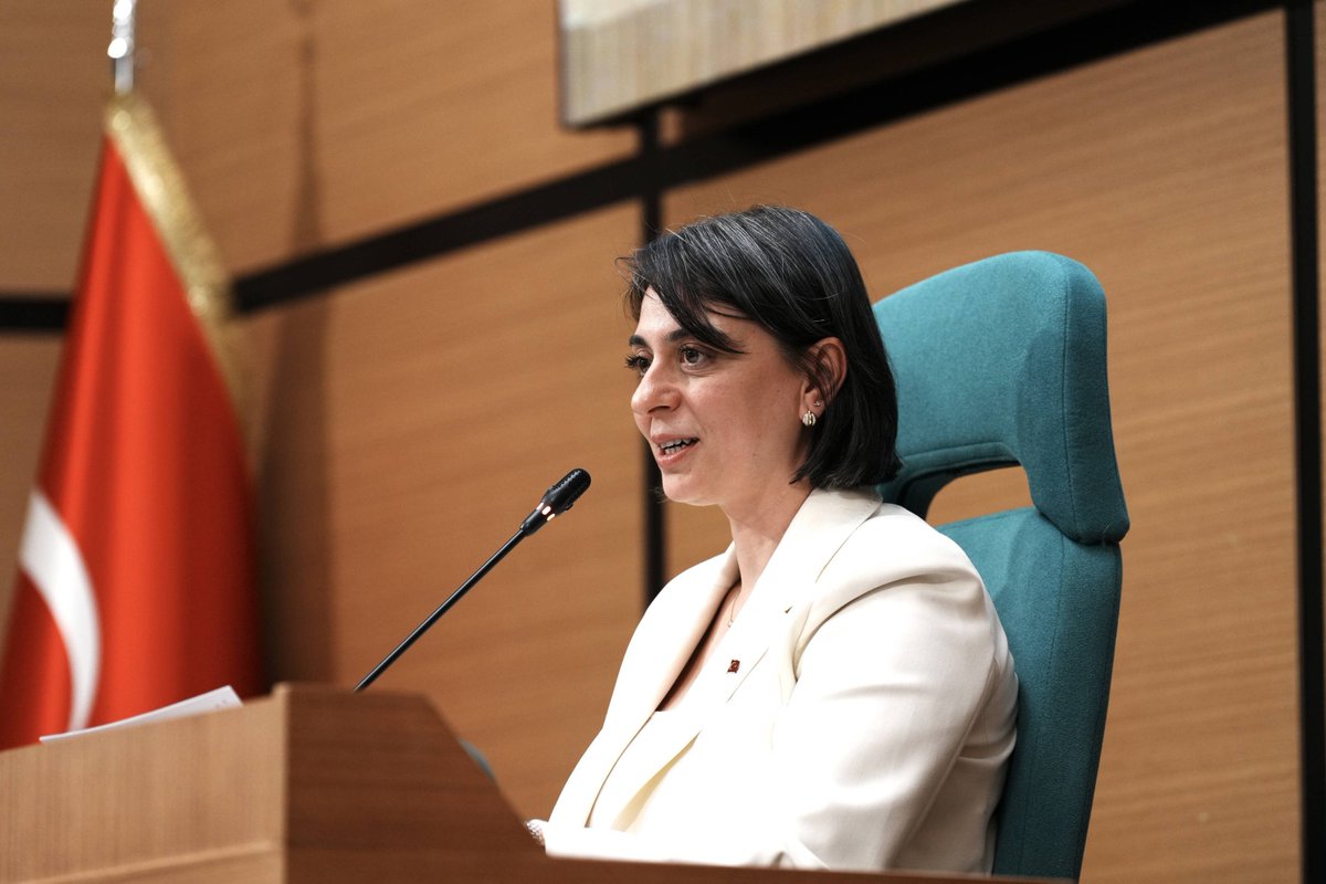aykiri's tweet photo. Üsküdar Belediye Başkanı Sinem Dedetaş, İçişleri Bakanlığı tarafından görevinden uzaklaştırıldı.

Öte yandan Dedetaş, İstanbul’daki cezaevlerine yerine Tekirdağ Cezaevi’ne konuldu. https://t.co/p6uBNONFfq