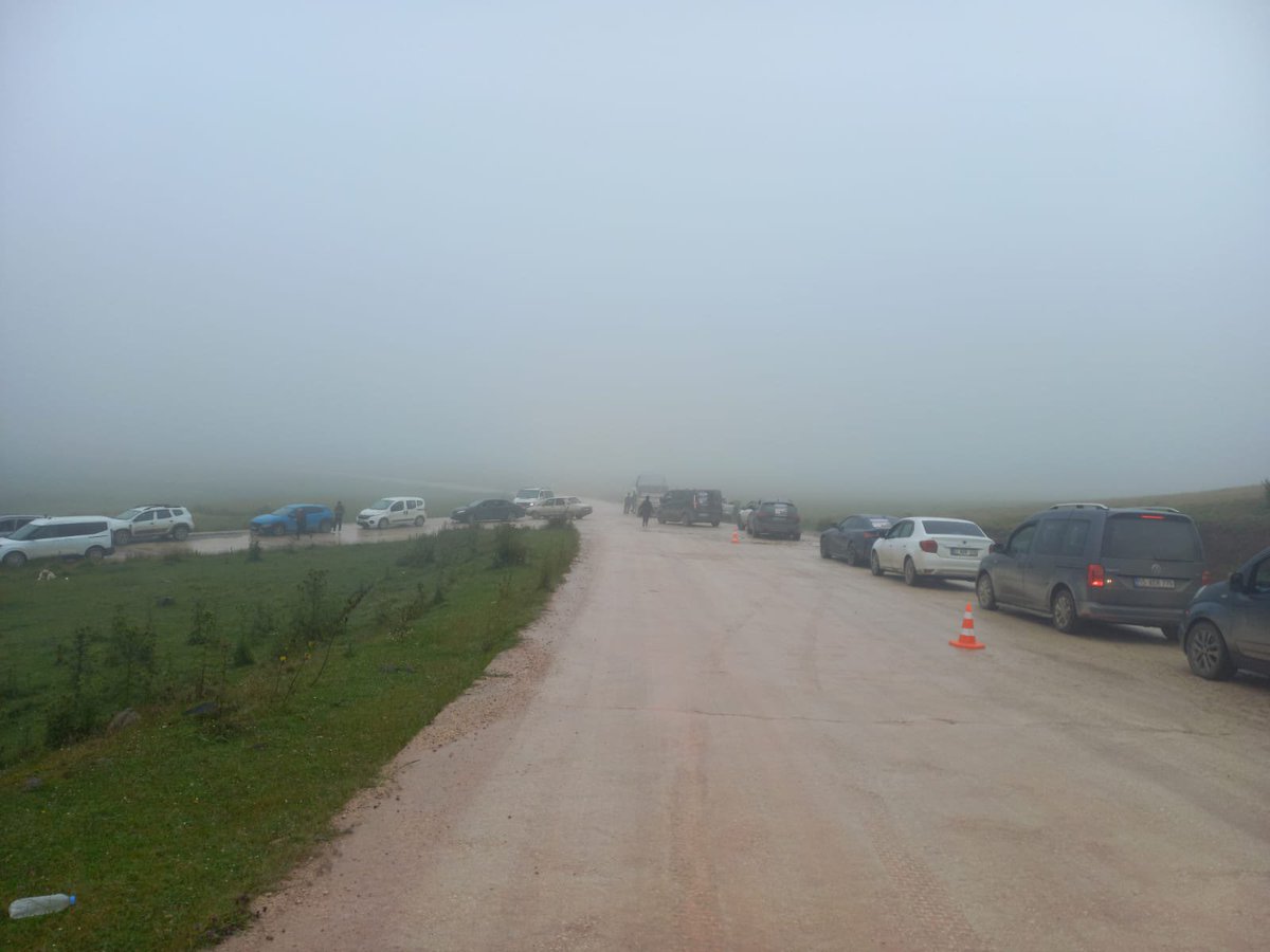 SolEkoloji's tweet photo. Perşembe Yaylası’nda yaşamı savunanların karşısına yine jandarma barikatı kuruldu. Şirketlerin sondajına, talanına yol verenler, halkın doğasını savunmasını engellemeye çalışıyor. Yaylalar maden şirketlerine değil, bu topraklarda yaşayanlara aittir. Direnenlerin yanındayız. ✊🏻🍃 https://t.co/v2EbvGriHJ