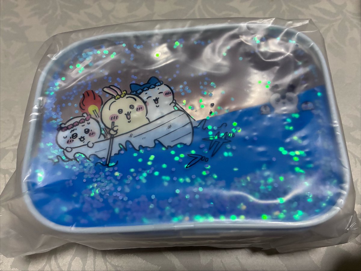 Nosign_1111's tweet photo. パルコで5000円以上購入でちいかわポーチ貰えた。ちょうど、ちいかわランド、アニメイトで購入予定だったのでよかった。セイレーンと島二郎好きすぎて暴走してる。
ガチャしたら島二郎でした！セイレーン(人魚)も欲しかったなぁ…。500円は高い。
しかし島二郎の掴み心地最高でずっと握ってる。 https://t.co/CA8cXTqSbR