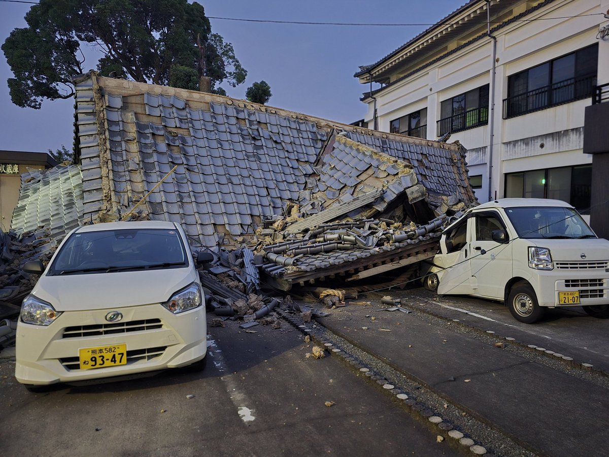 papa_pantsu's tweet photo. ｢今も避難所では、雑魚寝｣
熊本地震の避難所は218か所開設され9068人が避難。シートと毛布を直接、床に敷き寝ていましたがDMAT医療本部にお願いし段ボールベッドを8個を入れました。体調不良の高齢者の方々に配りました。熊本地震では3400を超える住宅に被害があったと発表。 https://t.co/sfCYPAxRDF