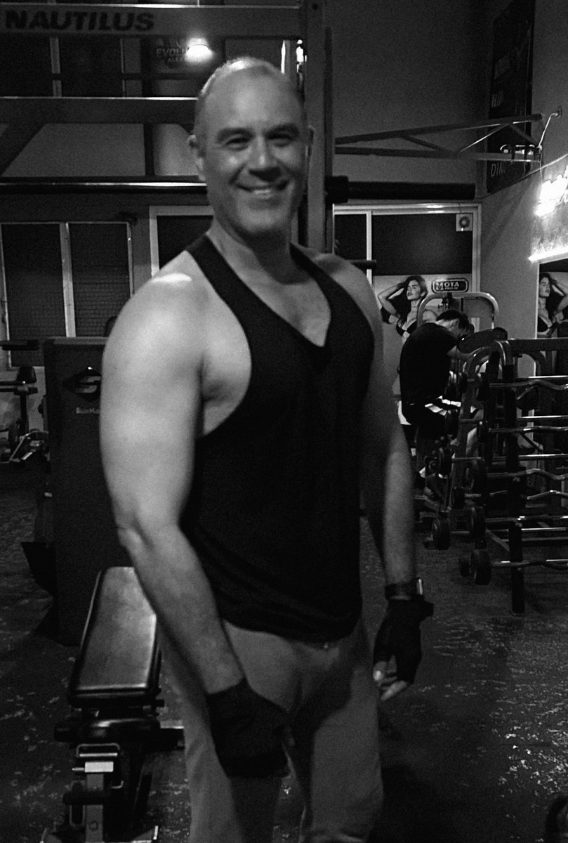victorcervera's tweet photo. El esfuerzo da sus frutos: entrenamientos al 100% y mejorando cada día. Ahora toca recargar energías con la mejor compañía. ¡Buen fin de semana en familia!
 🏋️‍♂️🔥
#Gimnasio #ProgresoGym #LatinoFit #FitOver50 #Disciplina #ActitudGanadora #Músculos https://t.co/cBeFd6ydEi