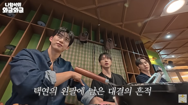 tang__kira's tweet photo. Sampe masuk IGD gara-gara Panco.

Chansung cerita kalau dulu Taecyeon pernah dibawa ke IGD gara-gara panco sama Junho.

Dulu banget, pas ada schedule di Jepang, Junho tiba-tiba bilang "Gw bosen, panco yu!" Terus pas Panco tiba-tiba ada suara 'Pacak', suaranya seperti tongkat baseball yang patah.

Abis itu mereka langsung batalin schedule besok dan ke IGD.  Di Jepang, doktor bilang kalau ini harus dioperasi, tapi gabisa dioperasi di Jepang. Akhirnya Taecyeon pulang ke Korea buat dioperasi.

Taecyeon cerita kalau bekas operasinya masih ada tuh di tangannya.

https://t.co/gzCSx0vIPB