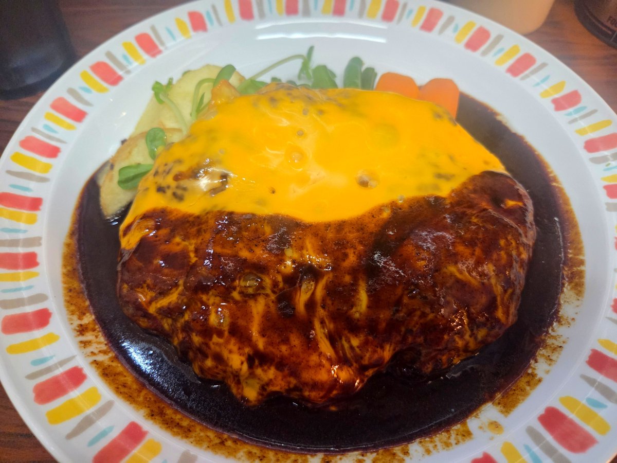 oj3garu's tweet photo. デリスさん食べてきた！！
急ぎすぎて写真モヤってしまった😱
お肉の嫌な感じも全く無く肉肉しくて、デミグラスチーズなのにくどすぎず、ちょうどよく最後まで美味しく食べれた！！
にんじんは甘くて、サラダのドレッシングはレモンを感じられてサイドまで美味しかったあ～出会いに感謝！ https://t.co/BIeVFVDd3A
