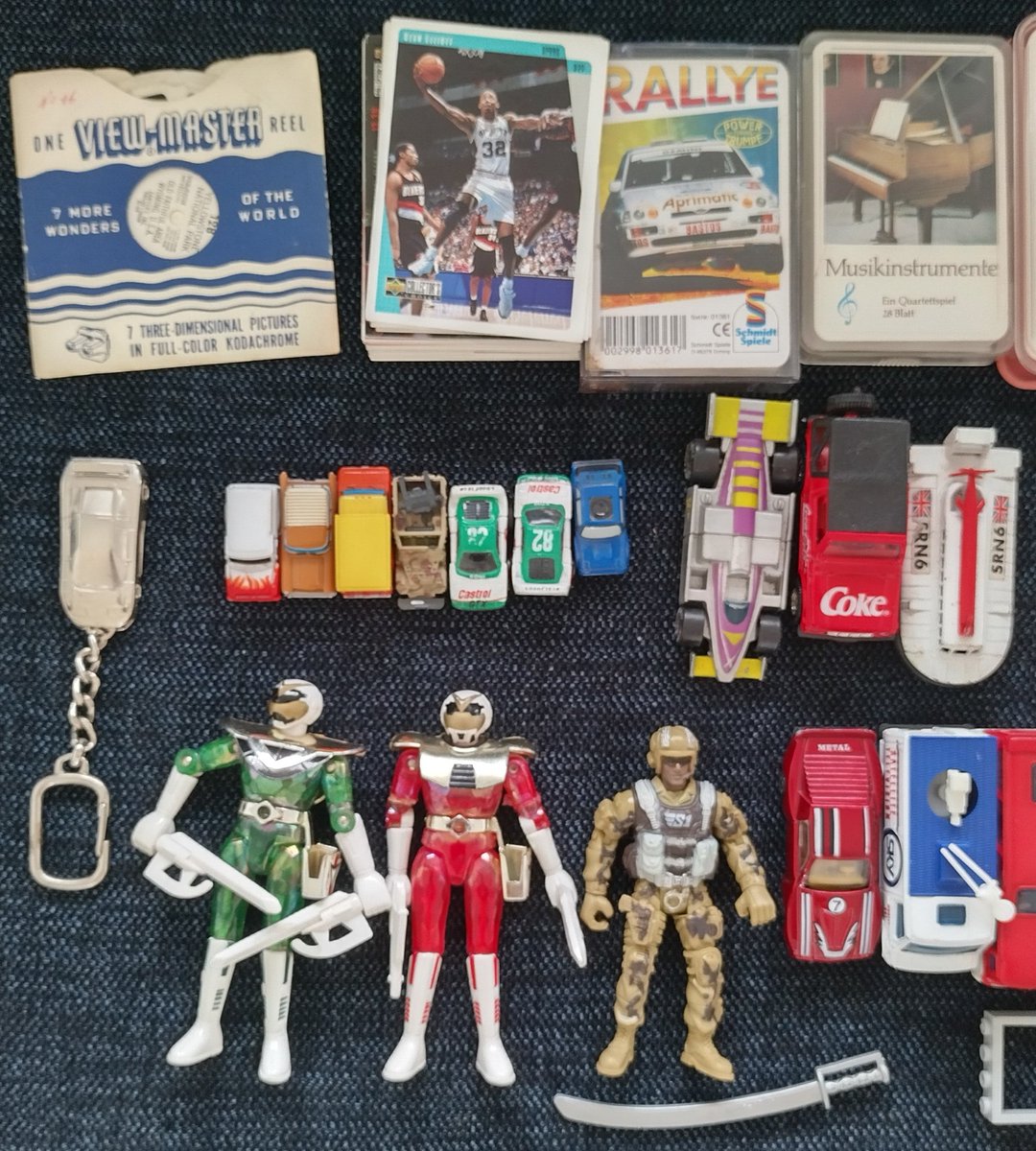 revista_FA's tweet photo. Unas compras de mercadillo de un compañero: #lego, #diecast, cromos #NBA, #Playmobil, #MicroMachines, bootlegs de #PowerRangers y más cosas! https://t.co/1plMntW6RS