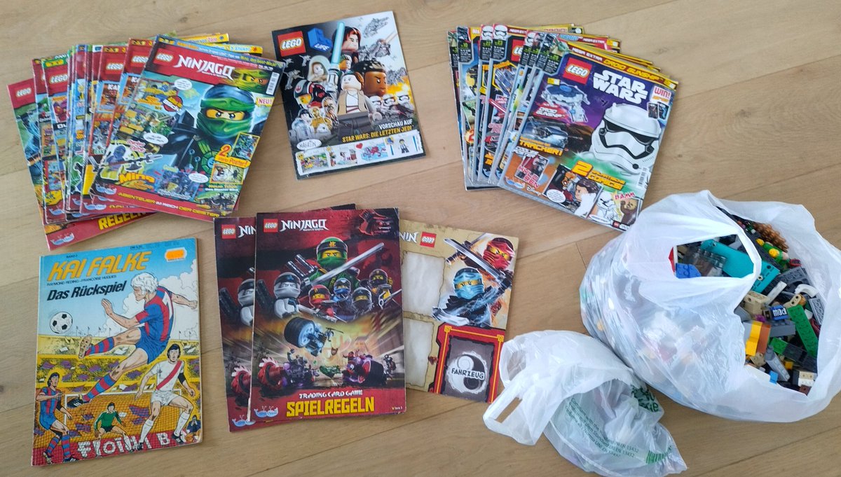 revista_FA's tweet photo. Unas compras de mercadillo de un compañero: #lego, #diecast, cromos #NBA, #Playmobil, #MicroMachines, bootlegs de #PowerRangers y más cosas! https://t.co/1plMntW6RS