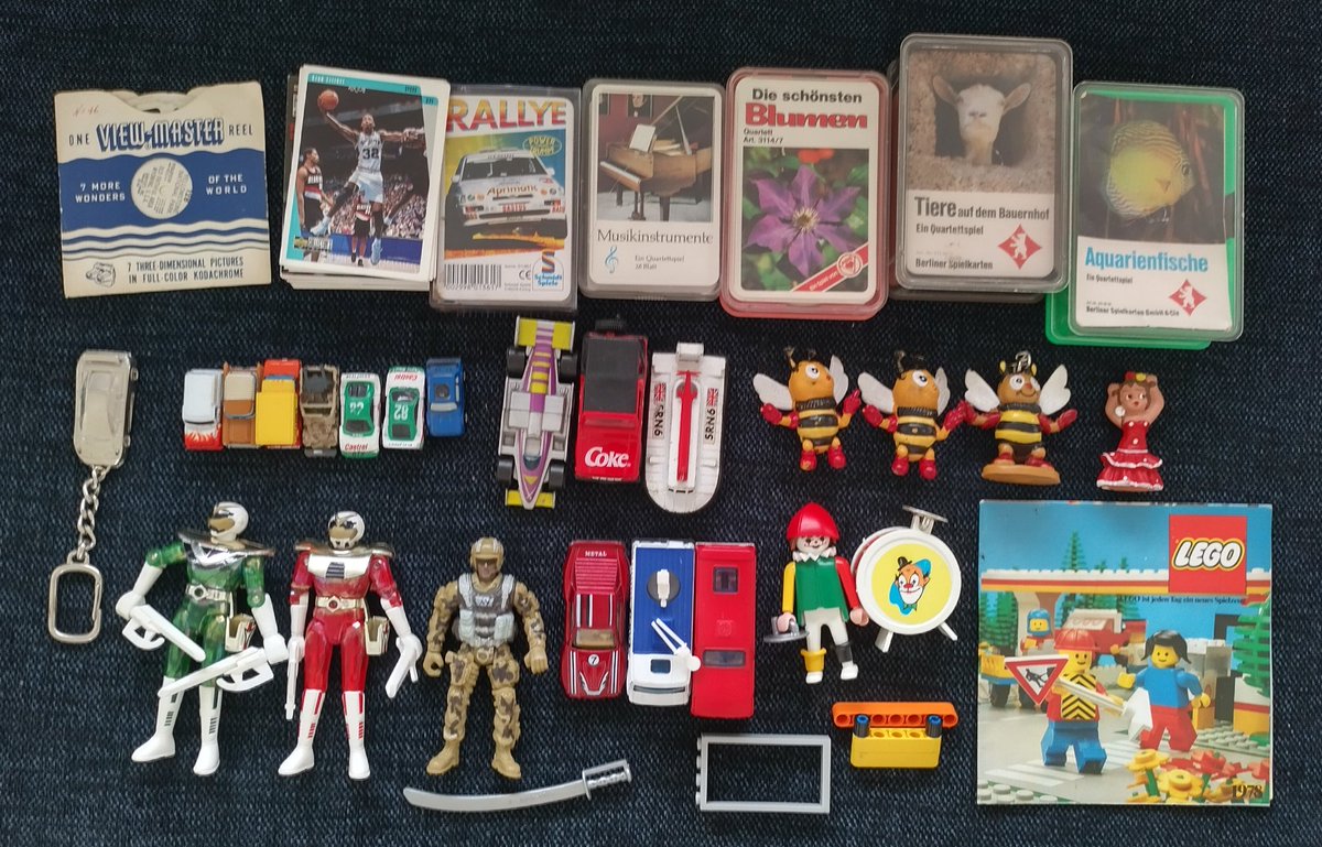 revista_FA's tweet photo. Unas compras de mercadillo de un compañero: #lego, #diecast, cromos #NBA, #Playmobil, #MicroMachines, bootlegs de #PowerRangers y más cosas! https://t.co/1plMntW6RS