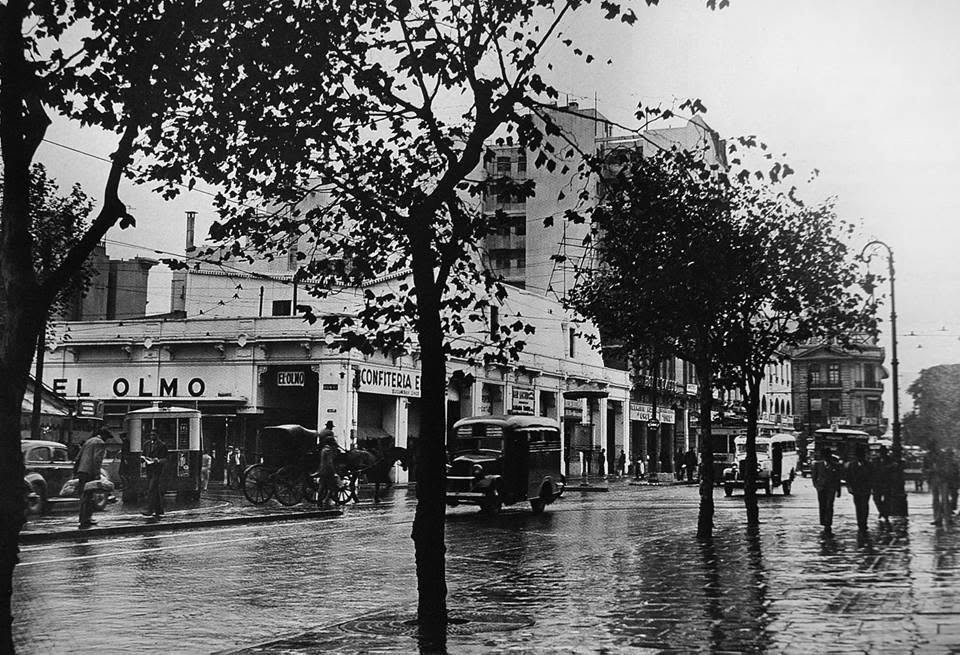 BsAs_recuerdo's tweet photo. Llueve sobre el barrio del Once en 1938. La recova de Pueyrredón y Bartolomé Mitre guarece a quienes por allí transitan hasta que amaine. https://t.co/Q2WnTPoevU