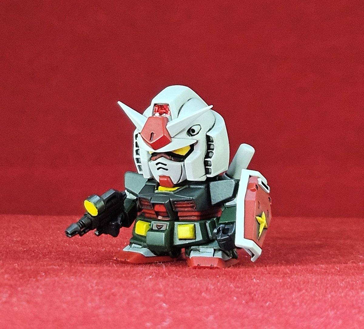 calami_belial's tweet photo. 機動戦士ガンダム V作戦ビスケット
ガンダム&amp;Gファイター(リアルタイプカラー)完成しました
MGのキットを参考に塗装し
それぞれにネオジム磁石を仕込んでいて乗っける事ができます https://t.co/jawBaaOdga