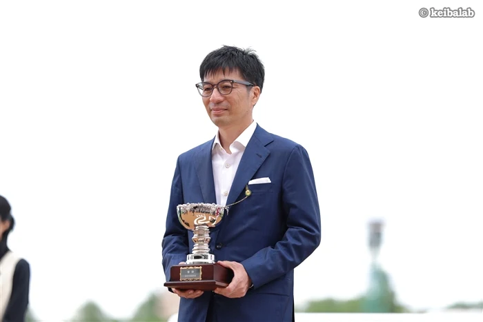 keibalab's tweet photo. 【Stronger】
本日の札幌競馬場には藤田晋社長も来場。メインのSTV賞を愛馬ヨヒーンが制し表彰台に。
#ヨヒーン #鮫島克駿 #藤田晋 
https://t.co/2k3q4SJB1W https://t.co/fkG10o9SAW