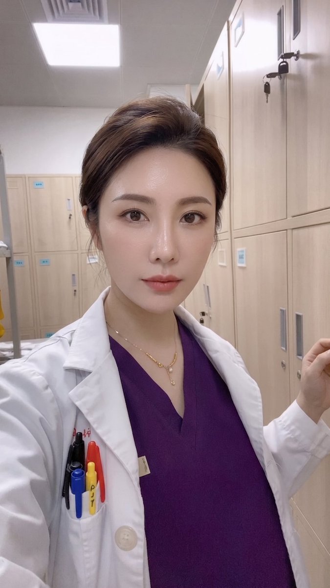 gdvvv318's tweet photo. 今天的ootd：上半身是美女医生，下半身是别有用心 https://t.co/qCgRCt2VXB