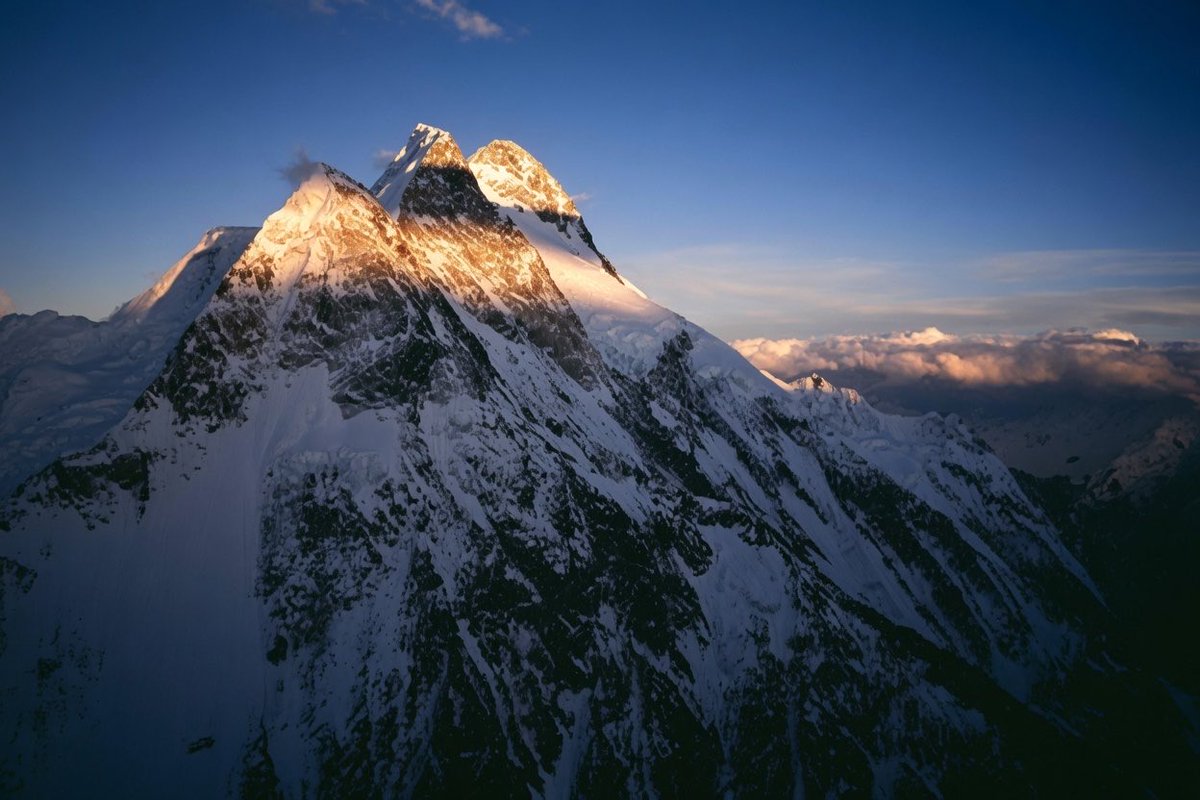 lalaranda1's tweet photo. La montaña guarda en silencio a quienes no regresaron, y en ese mismo silencio nos enseña a vivir con más intensidad.

Solo somos un instante entre dos eternidades… la vida y la muerte.

#BroadPeak 💔⛰️ https://t.co/1YKQyB0kjM