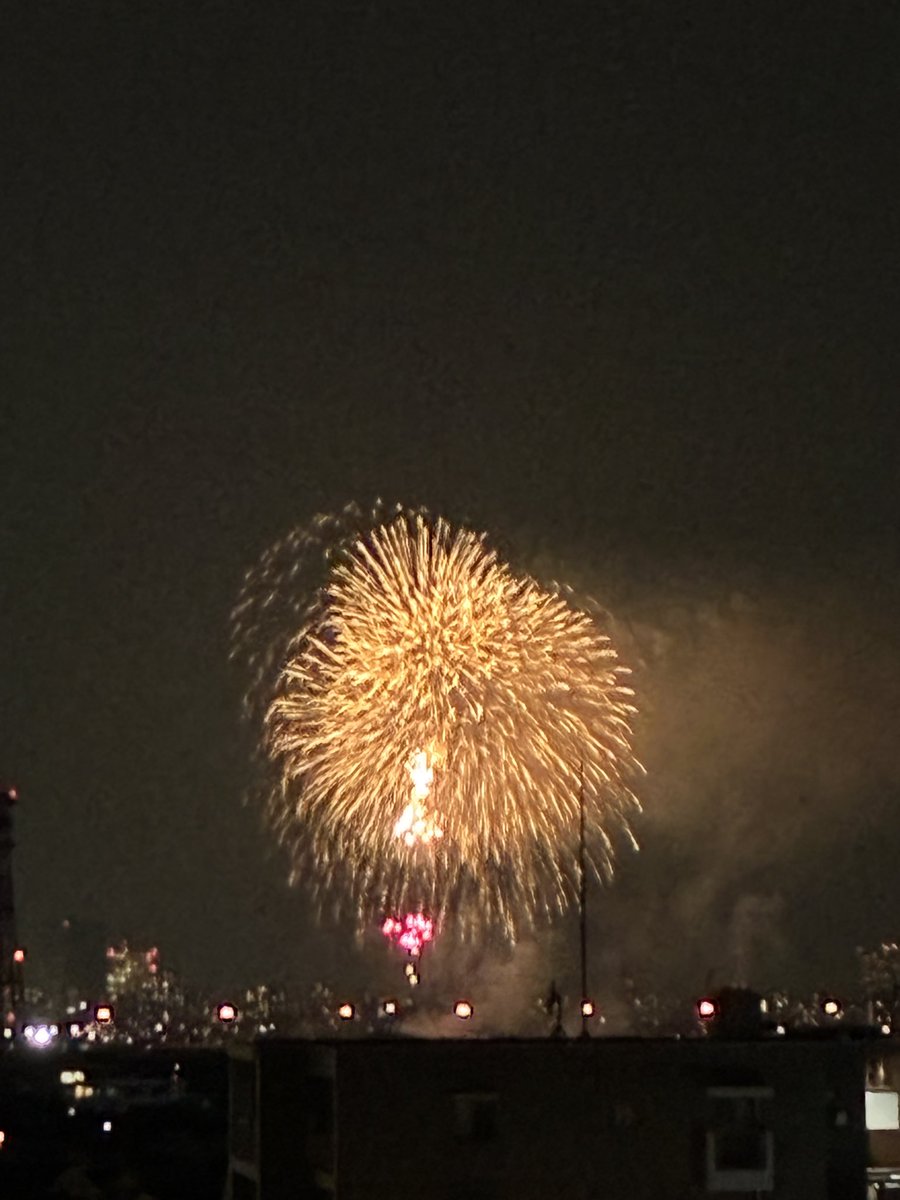 maryukmi's tweet photo. 観劇とお喋りの休日 黒蜥蜴の言葉の表現 結構好き ぞくぞくする 中詰の宙組恒例ジャケットパカパカも好き 花道近く行きたくなっちゃった お家からの花火🎆息してるだけで歳取ってる もう8月だって https://t.co/03Ddgau6YT
