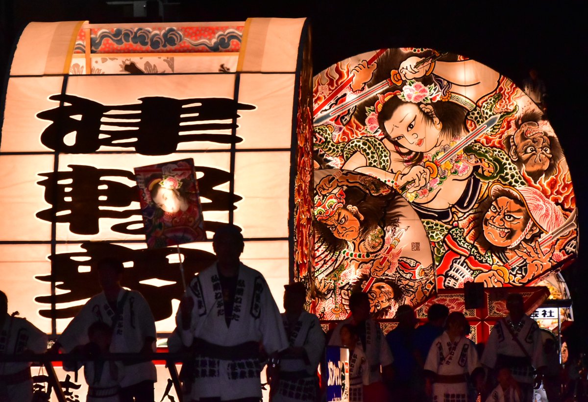 hirosaki_promo's tweet photo. 弘前ねぷたまつり、ついに開幕🔥

夜の街に浮かび上がる鮮やかなねぷたと、
心に響くお囃子と、ヤーヤドーの掛け声。
本日から7日間、勇壮なねぷたが弘前の夏を彩ります。

2026年8月1日の運行の様子をお届けします✨
津軽の熱い夏を、ぜひ一緒にお楽しみください！

#弘前ねぷたまつり #ひろさき https://t.co/s3NNVEBb20