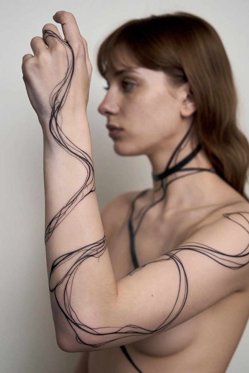 HerrJinn's tweet photo. 我设计了个女式极简花臂🖌️
你觉得怎么样?
@offRobinoff @monaniki_
#Tattoo #Blackwork #FineLineTattoo #AbstractTattoo #SleeveTattoo #BodyArt #TattooDesign #纹身 #大花臂 https://t.co/5ST63tvXJ8
