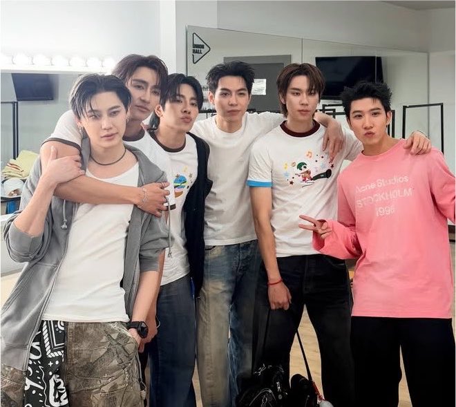 KT6_5PJ's tweet photo. ใครเห็นมวลเดียวกับชั้น(ในทางจิ้น) ลุกขึ้นมา https://t.co/mph76Dk7NP