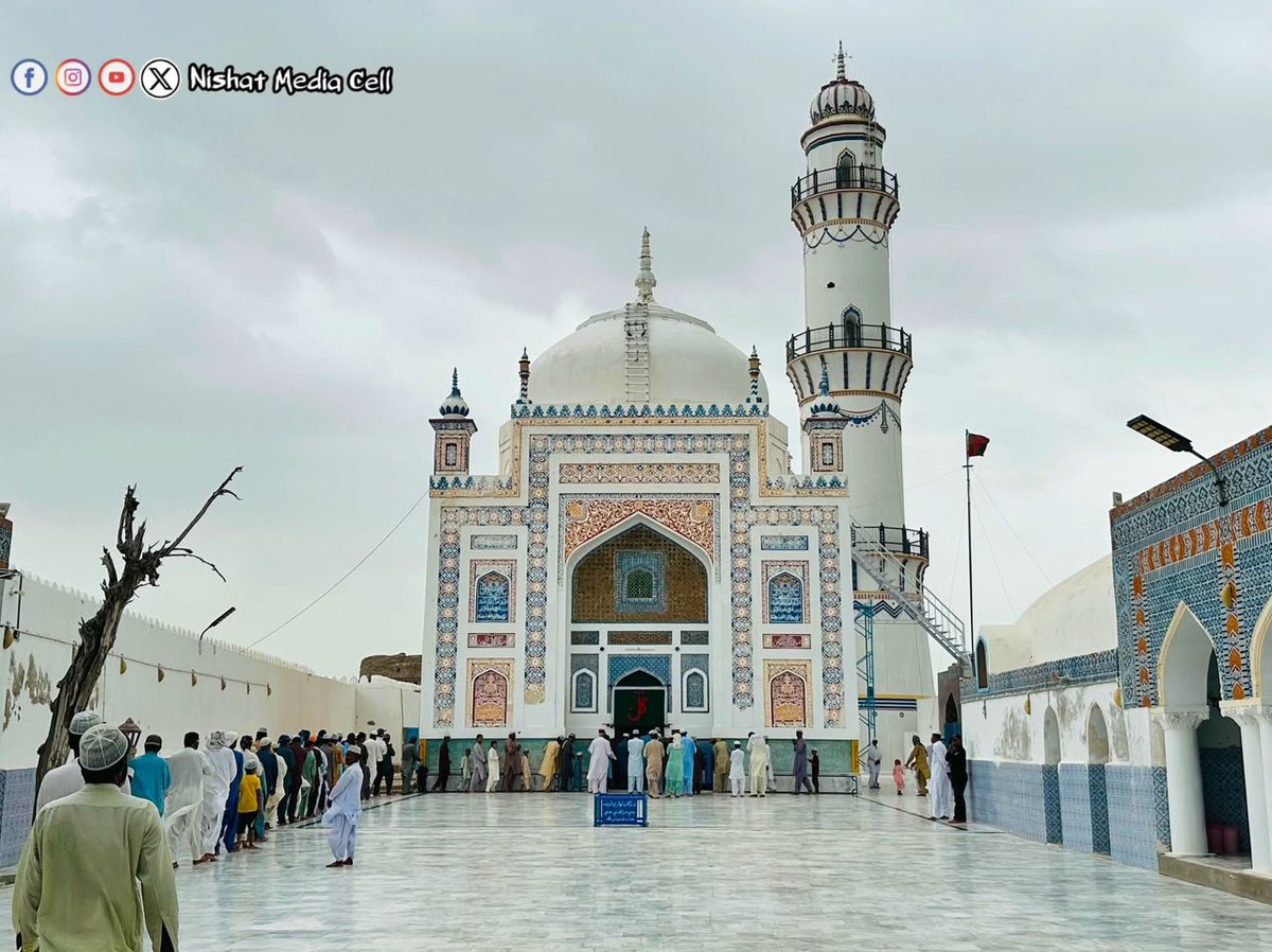 CellNishat's tweet photo. بدين: درگاھه عاليه لواري شريف جي ٽئين سجاده نشين حضرت غوث عالم خواجه محمد زمان ثاني قدس سره جن جو 201 ھون عرس مبارڪ درگاھه عاليه لواري شريف سميت ملڪ جي ڪنڊ ڪڙڇ ۾ نهايت عقيدت ۽ احترام سان ملهايو ويو، عرس شريف جو مک اجتماع درگاھه عاليه لواري شريف تي ٿيو، جڏهن ته عرس شريف جا سمورا انتظام درگاھه عاليه لواري شريف جي موجوده سجاده نشين حضرت قبلا پير محمد ��ادق قريشي نقشبندي جن طرفان ڪيا ويا، وڏي انگ ۾ درگاهه لواري شريف جي مريدن ۽ عقيدتمندن شرڪت ڪئي،عرس شريف ۾ ظهر نماز بعد قرآن خواني، تسبيح و تحيل ٿي، جنهن بعد مرشد جي شان ۾ قصائد خواني ۽ آخر ۾ درگاھه عاليه لواري شريف جي دستوري دعا پڙهي وئي، ملڪ، قوم ۽ پاڪ فوج جي سلامتي ۽ خوشحالي لاءِ خصوصي دعا پڻ گهري وئي،  ٻئي طرف اسلام ڪلب ڪراچي، قاضي احمد، حيدرآباد، سانگهڙ، لاڙڪاڻو، قمبر، نوشهروفيروز، دادو سيتا ۽ بلوچستان جي علائقي گنداخا سميت ننڍن وڏن شهرن ۾ پڻ عرس شريف نهايت عقيدت ۽ احترام سان ملهايو ويو.