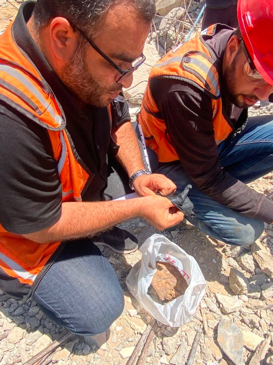 teleSURtv's tweet photo. 🚨Defensa Civil palestina recuperó 112 cadáveres de escombros de viviendas de la familia Al-Hasayna en Sabra, sur de Ciudad de Gaza. Unos 200 miembros murieron en ataques aéreos israelíes al inicio de la ofensiva. Excavan con manos y herramientas básicas. 

📸Cortesía: QudsNews

#teleSUR #Gaza #Palestina #1Ago