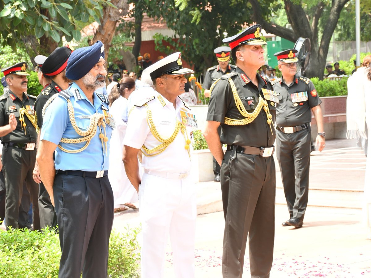 adgpi's tweet photo. Indian Army Pays Solemn Tribute

The last rites of General Vishwa Nath Sharma, PVSM, AVSM, ADC, former #COAS of #IndianArmy, were conducted with full Military Honours in New Delhi today.

Hon'ble Governor of Mizoram, @Gen_VKSingh, former Service Chiefs, the three serving Service Chiefs, senior military leadership and civil dignitaries paid their heartfelt tributes to the former #COAS.

Veterans, serving personnel and citizens from all walks of life also gathered to pay their final respects to one of the Indian Army's most distinguished leaders.

#IndianArmy
@DefenceMinIndia
@SpokespersonMoD