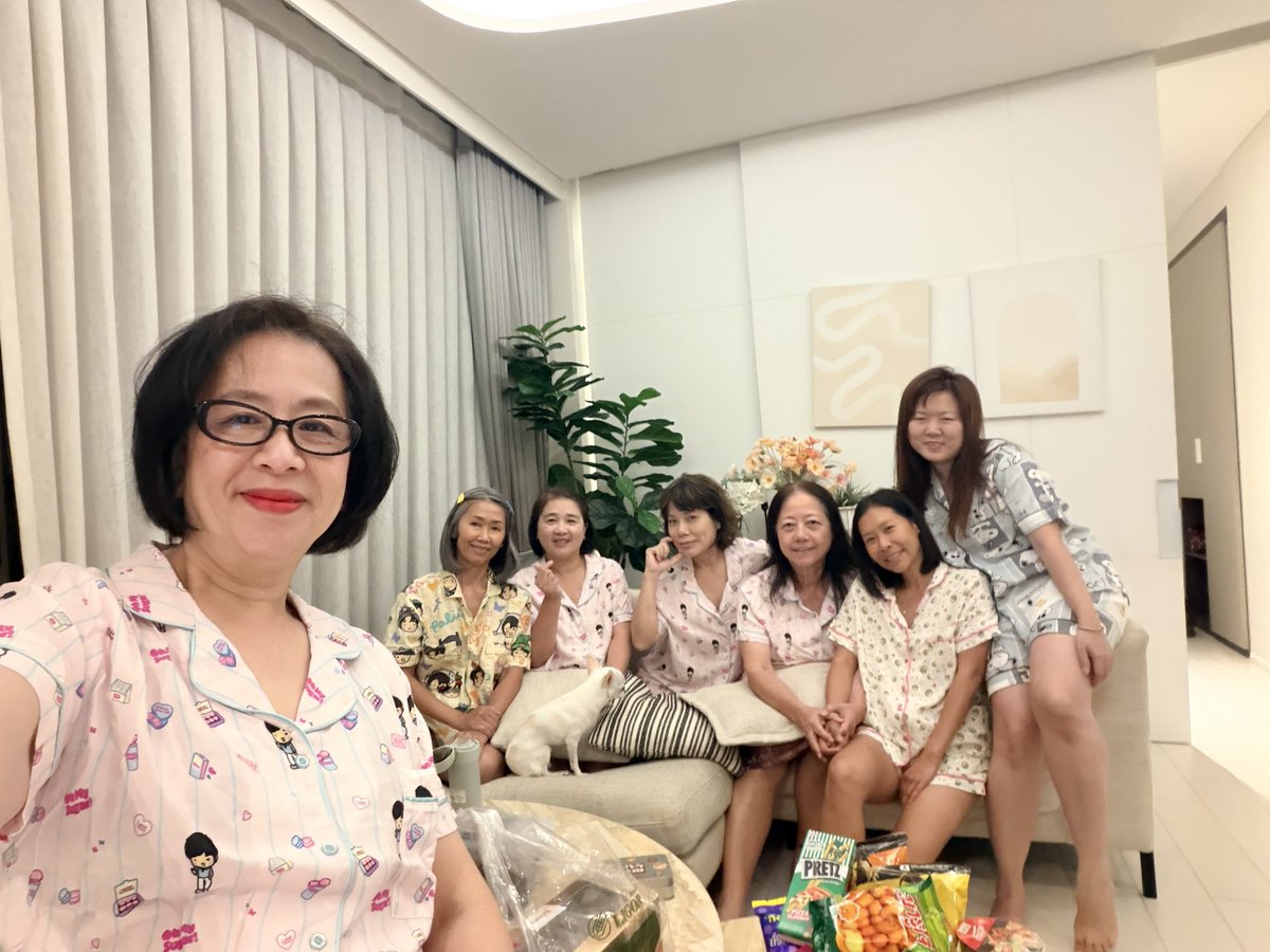 Siriwan15137820's tweet photo. หลังจาก ทำบุญ BD Palit เสร็จ ก็มาทริป ตะเล แบบ ฉับพลัน 🏝️🏖️ ชุดนอน พร้อมเพรียงโดยไม่ได้นัดหมาย😜😜😜 ตกดึก มี 🍷🍷มี DIY พวงอคริลิค กัน  เที่ยวกับนุช สนุกที่สุดแล้ว 🦋🦋🦋  #เป๊กผลิตโชค #PeckPaLitChoke https://t.co/lbapxH8AyA