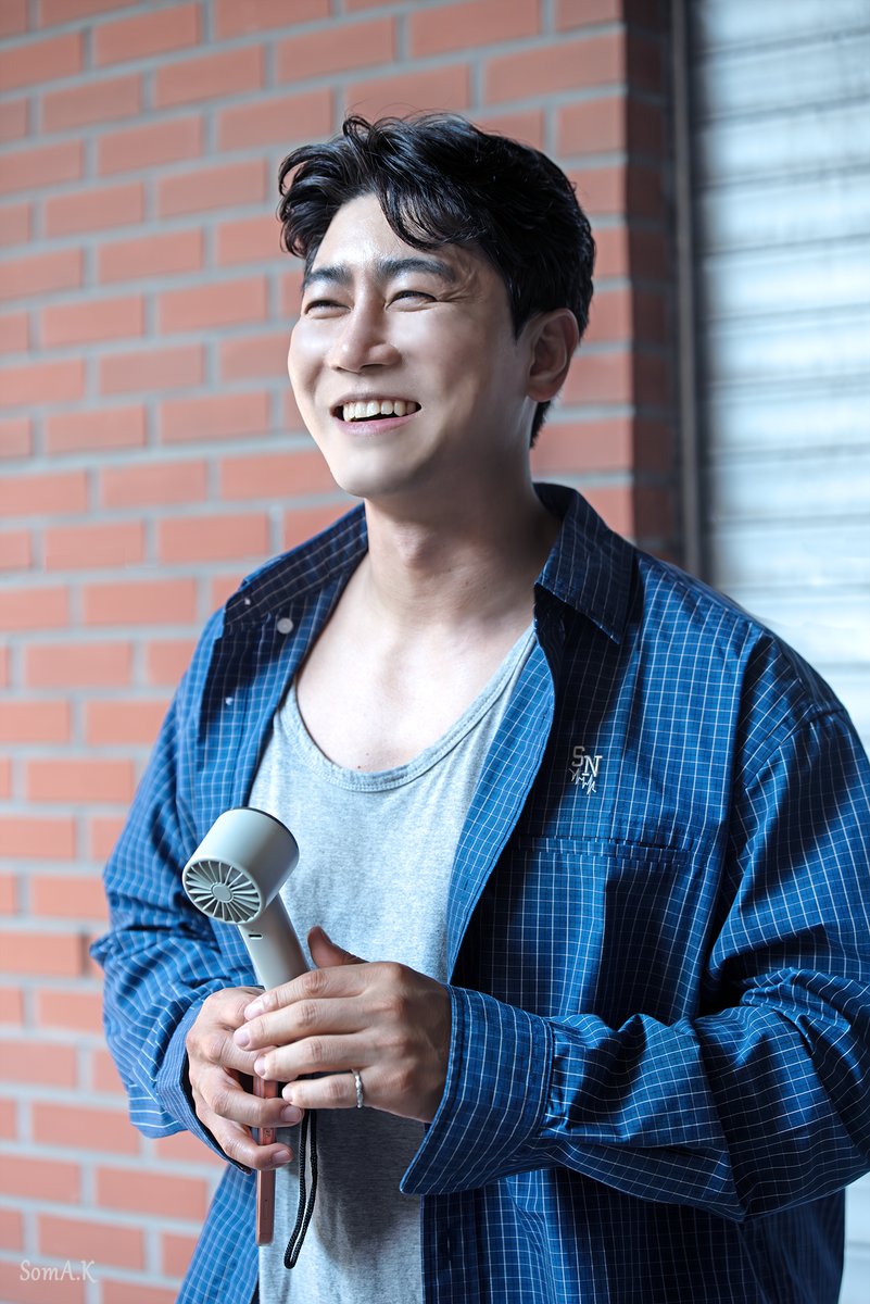 fate_soma's tweet photo. 20260801 뮤지컬 시데레우스 퇴근길
#박민성 배우님
.
선풍기가 소듕한 사쟈🤣 https://t.co/b4hAmLf356