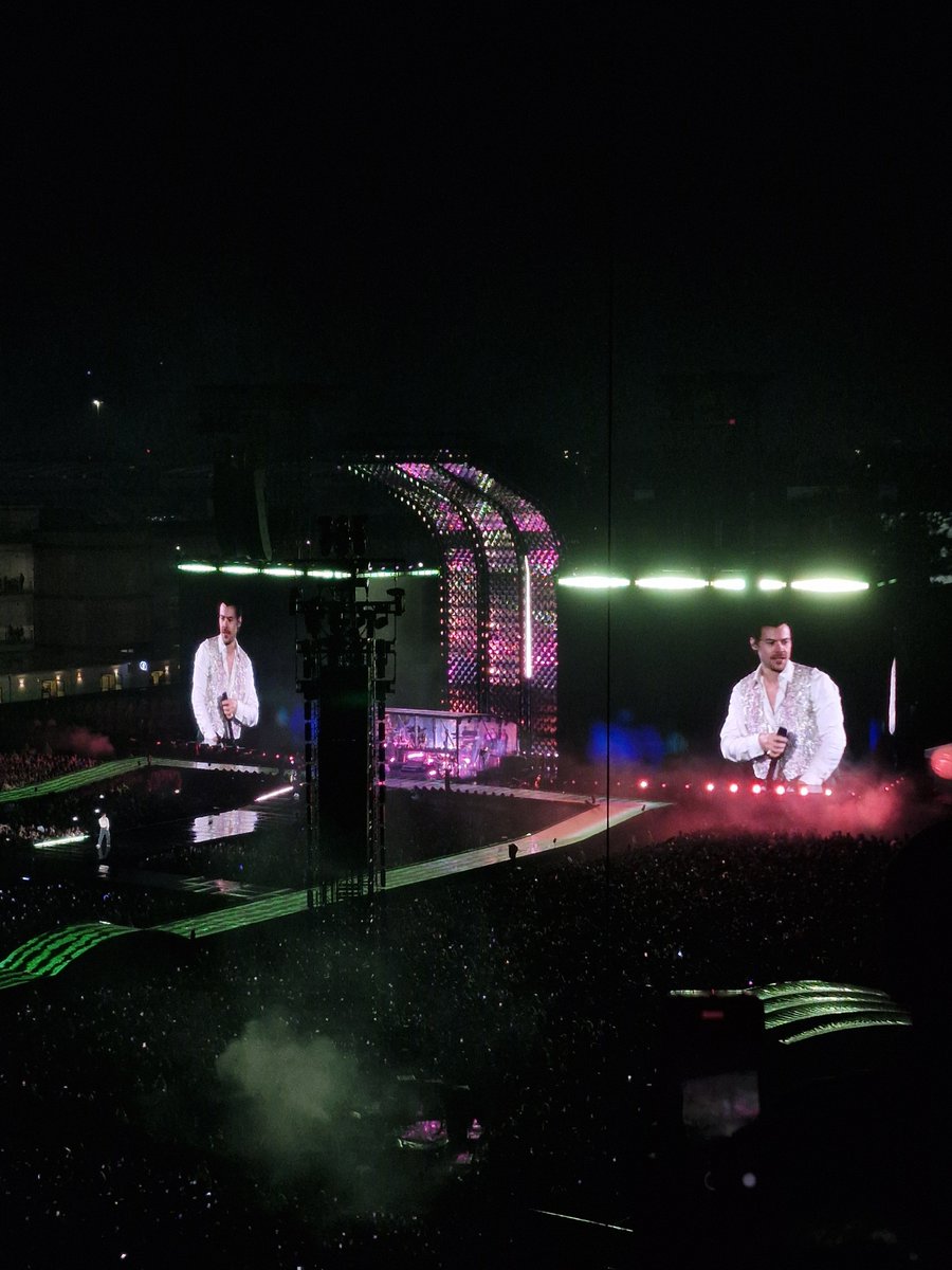 LiDidy's tweet photo. Va mi reseña/experiencia en el primer concierto de Harry Styles en la CDMX.

Él salió al escenario a las 21:20 h aprox, después de una canción que nadie conocía. Yo quería que le pusieran Where is my husband!, pero no :c https://t.co/BuYuWsDRxM
