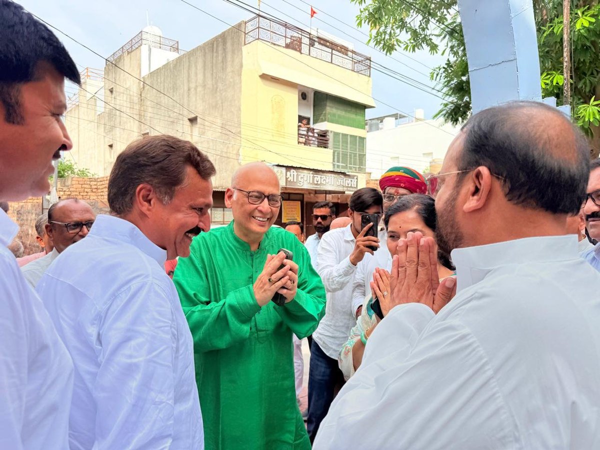 SanyamLodha66's tweet photo. दिव्यालोक संस्थान, जोधपुर में दैनिक प्रतिनिधि के प्रधान संपादक एवं प्रख्यात समाजसेवी श्रद्धेय राजकुमार सिंह भंडारी जी की मूर्ति के अनावरण समारोह में सम्मिलित होने का सौभाग्य प्राप्त हुआ।

पूर्व मुख्यमंत्री श्री अशोक गहलोत जी एवं सर्वोच्च न्यायालय के वरिष्ठ अधिवक्ता व राज्यसभा सांसद श्री अभिषेक मनु सिंघवी जी के करकमलों से सम्पन्न यह समारोह समाजसेवा, पत्रकारिता और जनहित के प्रति समर्पित जीवन को भावपूर्ण श्रद्धांजलि था।

श्रद्धेय भंडारी जी का समाज के प्रति समर्पण और जनसेवा का योगदान सदैव प्रेरणास्रोत बना रहेगा।

#Jodhpur #RajkumarSinghBhandari #AshokGehlot #AbhishekManuSinghvi #Congress #Rajasthan

@ashokgehlot51 @DrAMSinghvi @INCIndia @INCRajasthan