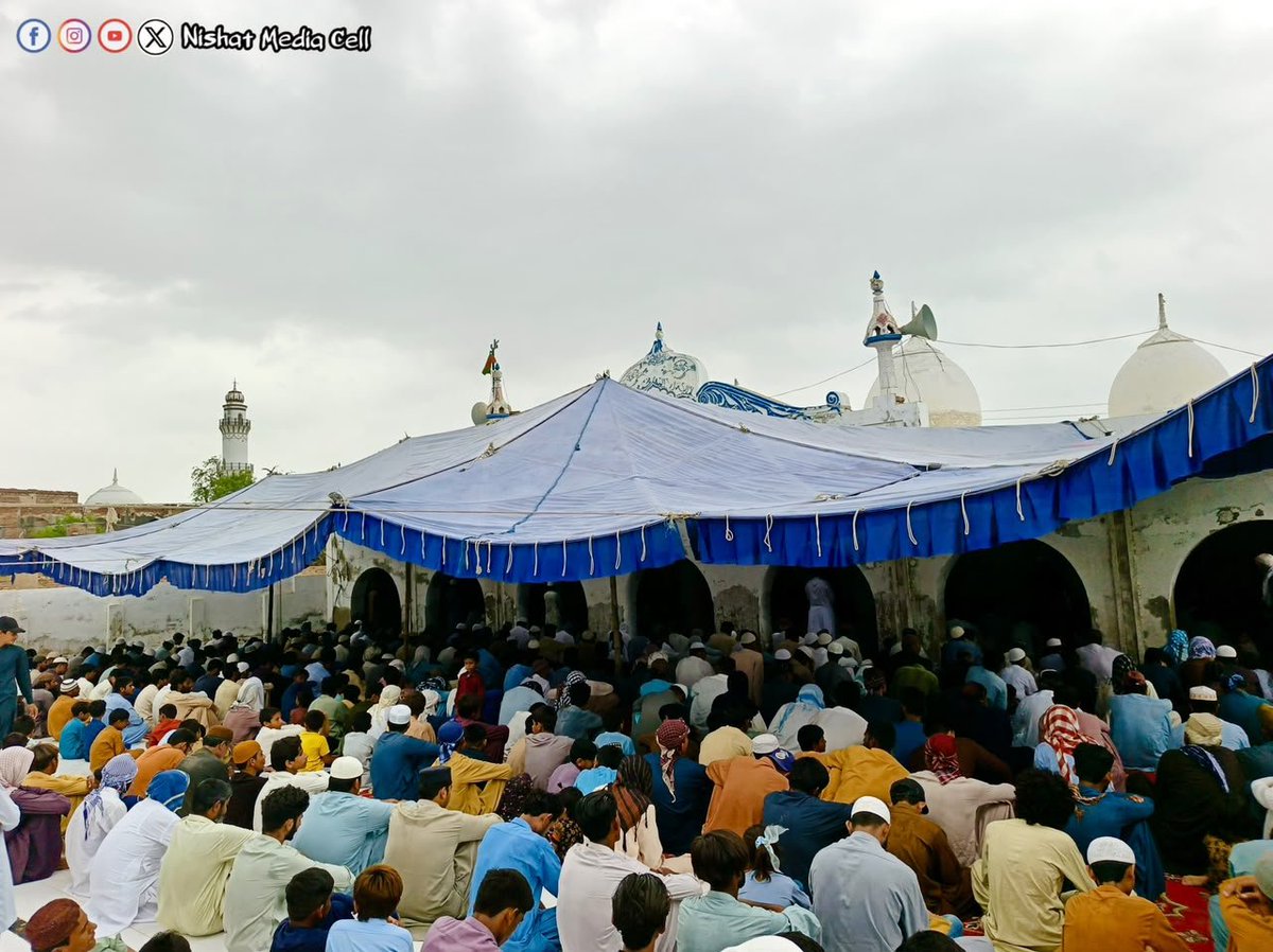 CellNishat's tweet photo. بدين: درگاھه عاليه لواري شريف جي ٽئين سجاده نشين حضرت غوث عالم خواجه محمد زمان ثاني قدس سره جن جو 201 ھون عرس مبارڪ درگاھه عاليه لواري شريف سميت ملڪ جي ڪنڊ ڪڙڇ ۾ نهايت عقيدت ۽ احترام سان ملهايو ويو، عرس شريف جو مک اجتماع درگاھه عاليه لواري شريف تي ٿيو، جڏهن ته عرس شريف جا سمورا انتظام درگاھه عاليه لواري شريف جي موجوده سجاده نشين حضرت قبلا پير محمد ��ادق قريشي نقشبندي جن طرفان ڪيا ويا، وڏي انگ ۾ درگاهه لواري شريف جي مريدن ۽ عقيدتمندن شرڪت ڪئي،عرس شريف ۾ ظهر نماز بعد قرآن خواني، تسبيح و تحيل ٿي، جنهن بعد مرشد جي شان ۾ قصائد خواني ۽ آخر ۾ درگاھه عاليه لواري شريف جي دستوري دعا پڙهي وئي، ملڪ، قوم ۽ پاڪ فوج جي سلامتي ۽ خوشحالي لاءِ خصوصي دعا پڻ گهري وئي،  ٻئي طرف اسلام ڪلب ڪراچي، قاضي احمد، حيدرآباد، سانگهڙ، لاڙڪاڻو، قمبر، نوشهروفيروز، دادو سيتا ۽ بلوچستان جي علائقي گنداخا سميت ننڍن وڏن شهرن ۾ پڻ عرس شريف نهايت عقيدت ۽ احترام سان ملهايو ويو.