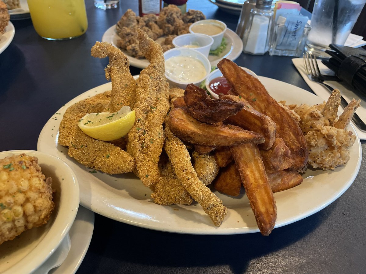 EmberReanne's tweet photo. Dinner tastes so much better when I’m not the one paying for it🥵🥵🥵 who’s gonna fund my next night on the town😘

#buyingcontent𝗠𝗘𝗦𝗦𝗔𝗚𝗘 #buyingcontent𝗠𝗘  #findoms #findom #domme #wallet #paypig #dominatrix https://t.co/aAThZwLzvL