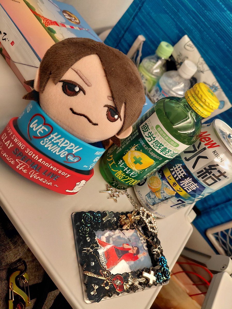 obanainosuke915's tweet photo. GLAYの現場より帰宅中
ドロドロで大騒ぎして
明日声を失っていないか心配です

3日に間別の推し活でほぼ浮上できず……
生きてます！！！

#shigechabesデコケース https://t.co/tCvmARcxjy