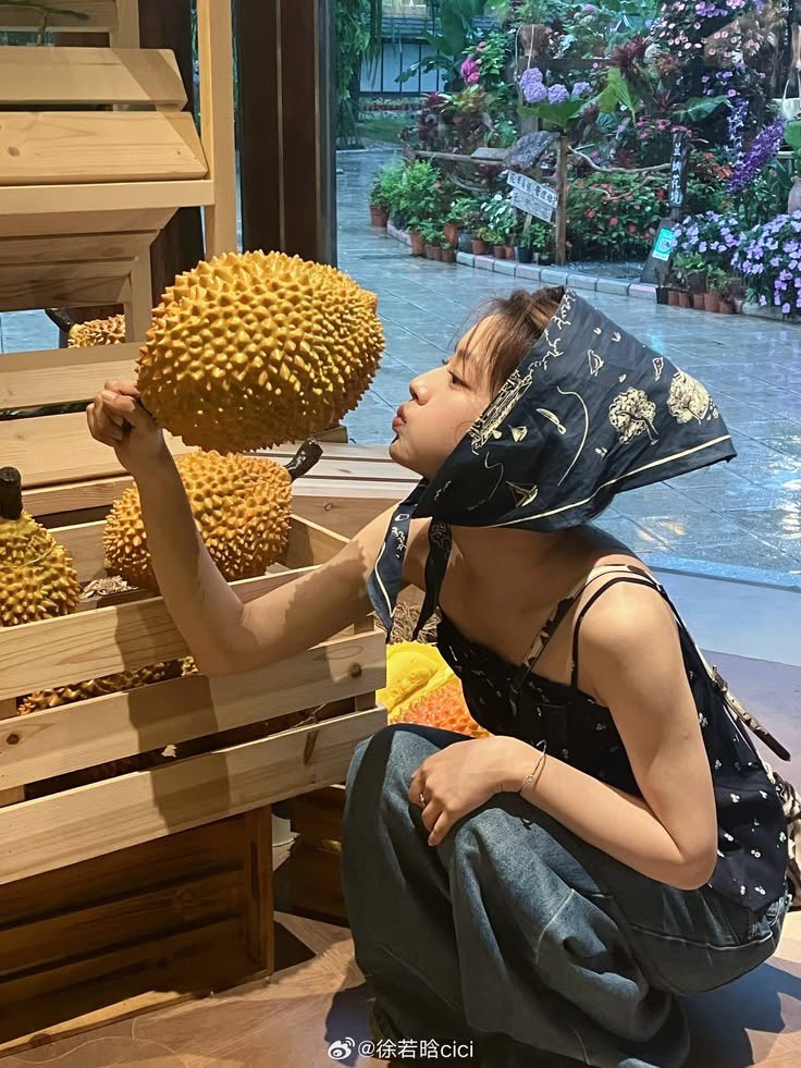 rembuIanmalam's tweet photo. Tbh, lg pgn bgt gamparin orang pakai durian. https://t.co/lW09GUEK0K