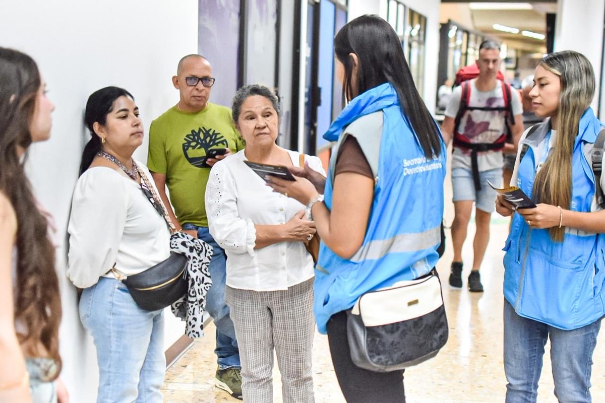 arcilaDDHH's tweet photo. En el marco de día contra la Trata de Personas, como @AlcaldiadeMed estuvimos en el @AeropuertoMDE sensibilizando sobre este delito. Estuvimos unidos con @EcpatRenacer @GobAntioquia @MigracionCol haciendo pedagogía a través de la trova y el volanteo, y dando un mensaje claro a los turistas que estaban llegando, "el Respeto a la Dignidad Humana no se negocia". La Trata de Personas afecta a millones de personas. Erradiquemos este delito. #NoMás #PrimeroLaVida  @FicoGutierrez @PazDDHHmed