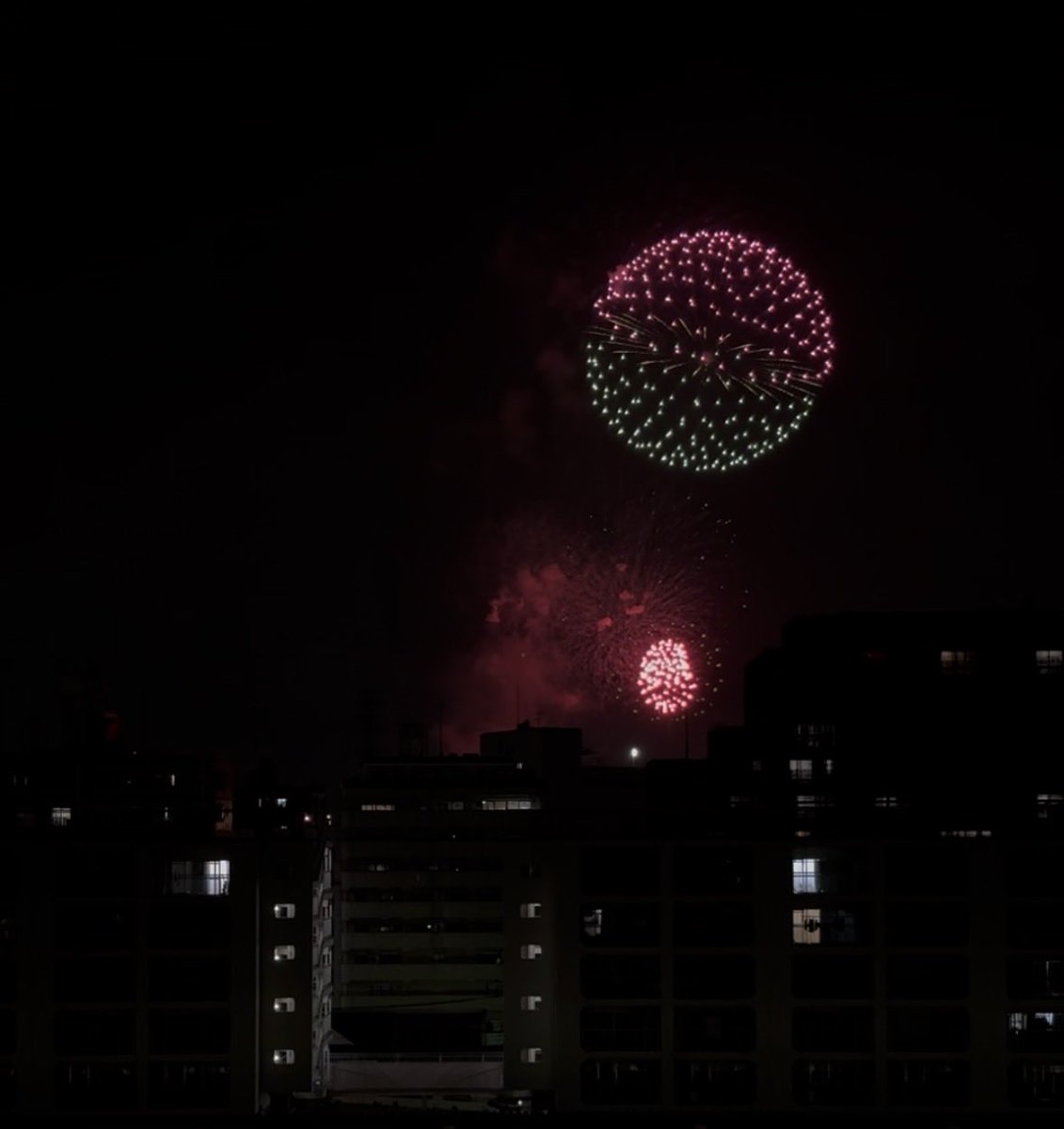 ooba_Q's tweet photo. 恒例の板橋の花火大会。
モンスターボール花火が見事に打ち上がりました🎇 https://t.co/Mz3l5VWkR3