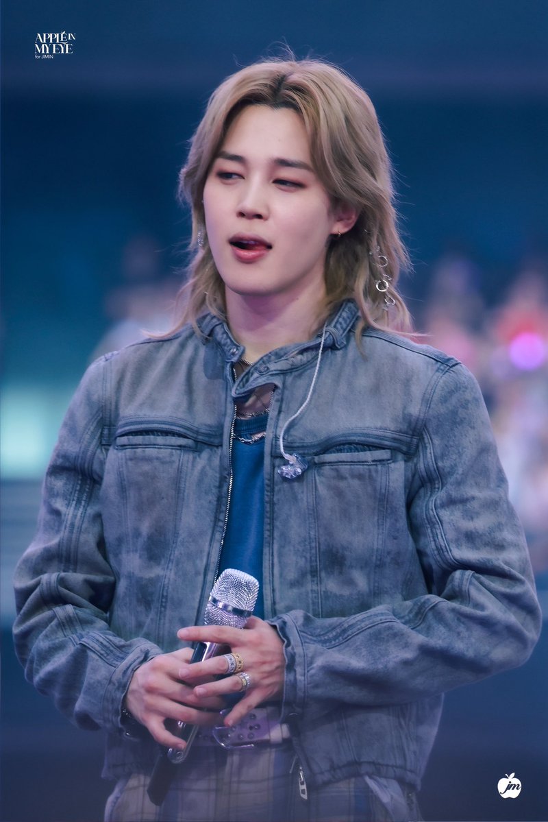 JiminLatinoFB's tweet photo. Un día común en la vida de Jimin 😅🫠 siendo tendencias por tres temas diferentes en las redes sociales.

-Nuevo récord de WHO 
-Moda de aeropuerto Dior 
-Subasta más alta por su camiseta, por parte de la FIFA 

No necesita publicar en sus redes sociales, para que la gente hable de él 🙌 solo necesita existir. #JiminLatinoFB