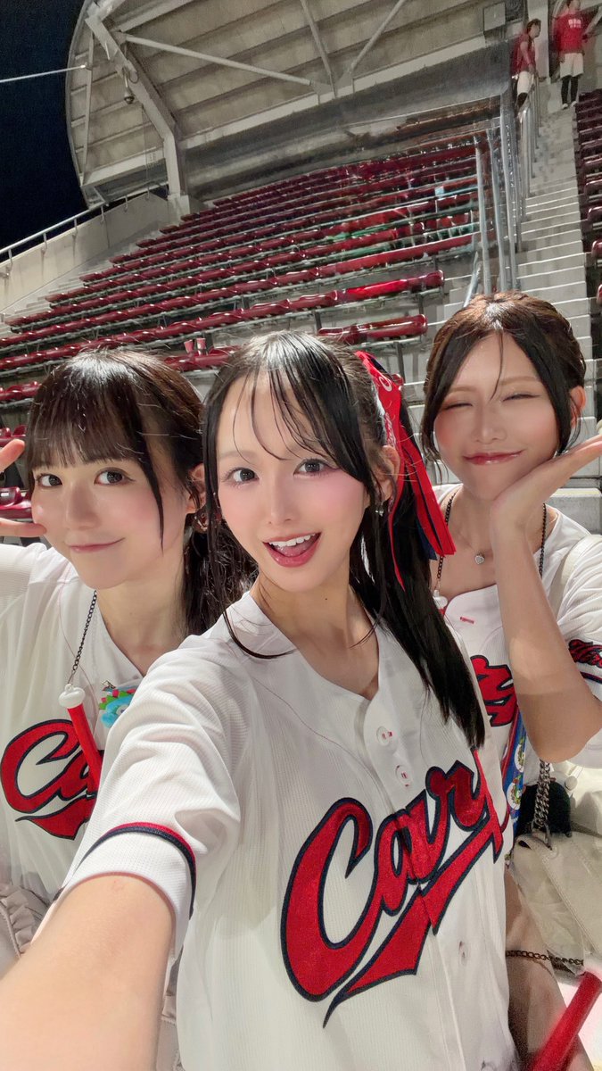 FUKUAKARI_STU48's tweet photo. なっちゃんとりかちゃんと
またまたカープ観戦してきたよ！

キティちゃん＆シナモンくんのドローンショーもあってお得すぎたﾐ・◦・ﾐ🎀♥️

#CARP #広島 https://t.co/z4Iu3dV7I3