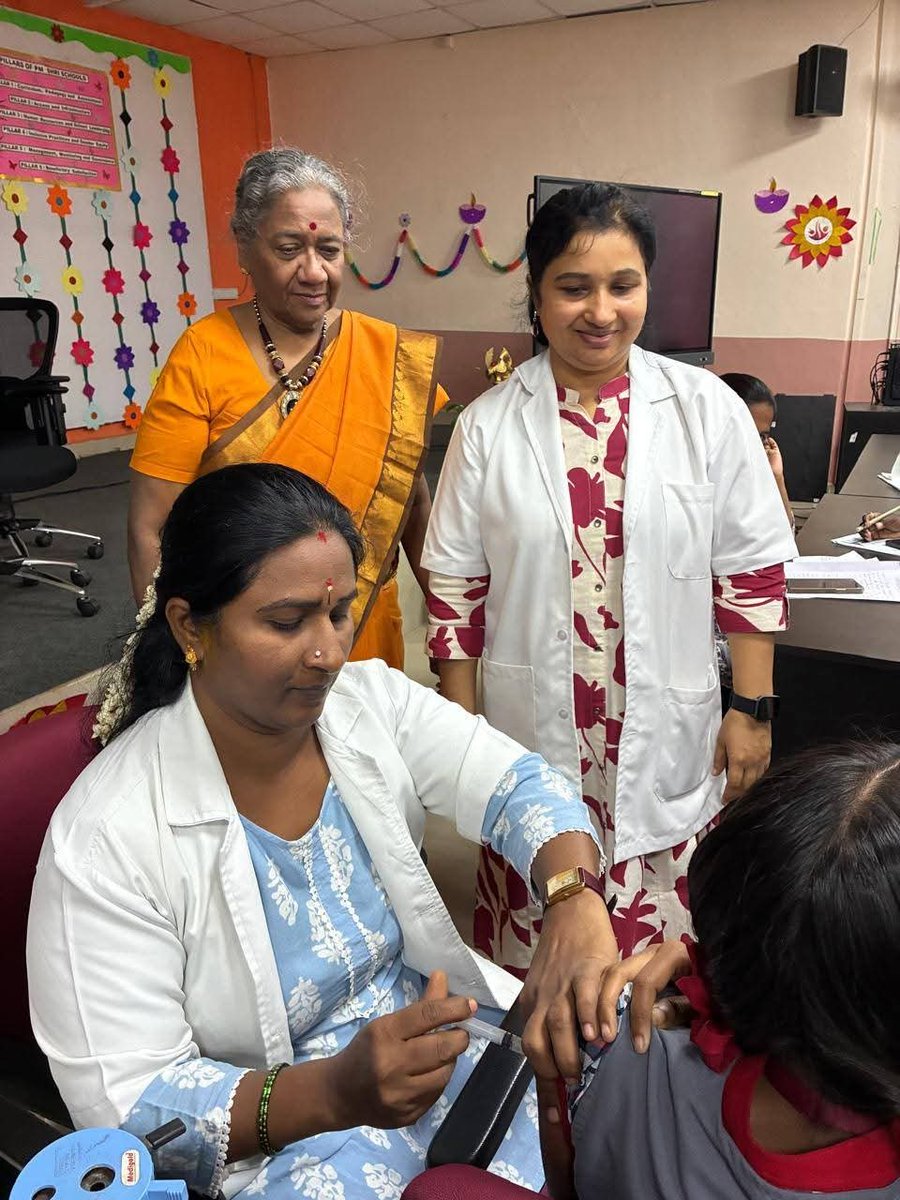 gba_msu's tweet photo. 📍 ಕೇಂದ್ರೀಯ ವಿದ್ಯಾಲಯದಲ್ಲಿ HPV ಲಸಿಕೆ ನೀಡಿಕೆ

ಬೆಂಗಳೂರು ಕೇಂದ್ರ ನಗರ ಪಾಲಿಕೆಯ ಕಾಕ್ಸ್ ಟೌನ್ ನಗರ ಪ್ರಾಥಮಿಕ ಆರೋಗ್ಯ ಕೇಂದ್ರ ವತಿಯಿಂದ ಇಂದು ಕೇಂದ್ರೀಯ ವಿದ್ಯಾಲಯದಲ್ಲಿ ವಿದ್ಯಾರ್ಥಿನಿಯರಿಗೆ HPV (ಹ್ಯೂಮನ್ ಪ್ಯಾಪಿಲೋಮಾ ವೈರಸ್) ಲಸಿಕೆ ನೀಡಲಾಯಿತು.

✅ https://t.co/soXnEeV7Q4