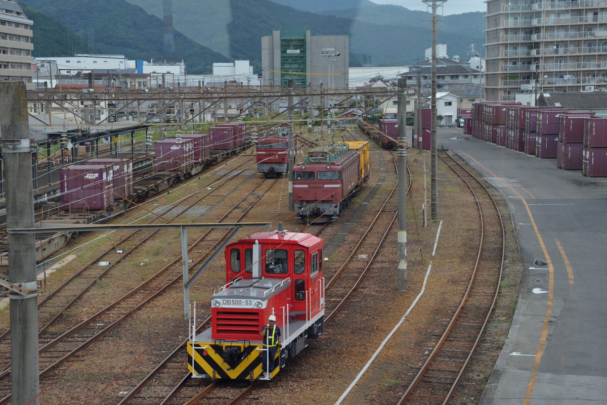 jrq783hs's tweet photo. 延岡駅の荷役線は、東側からコキ3・7・4両分のキャパしかなくて、定期で前2つの10両分を使って、残りを臨時が使う形になっている。迂回輸送がコンテナ20個（コキ4両分）に抑えられる理由は多分これ。
佐土原にいたっては荷役線自体が残ってないので、どうしようもない。※グーグル航空写真で確認 https://t.co/pKh5BHp8aN
