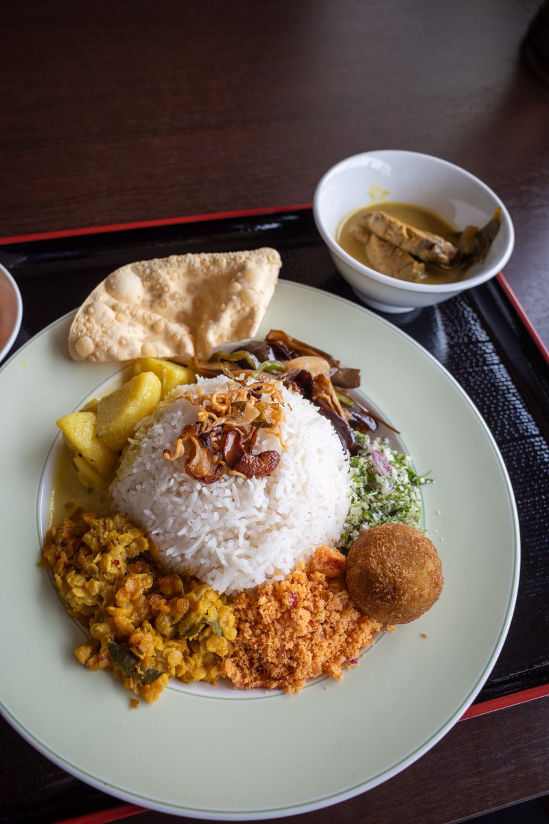numaboy_curry's tweet photo. 加須市のサヴィンコスパイスにやっっっと訪問できた

キリマールはゴラカの酸味がしっかりありつつ、旨みがグッと感じるキレのある濃い味

コラサンボーラのコラの刻み方が細かいのも個人的に推しポイン��

全てが丁寧、、だけど、スリランカ料理らしい味わいのパンチはしっかり！混ぜて美味い一皿！ https://t.co/1Z6igMb3R4