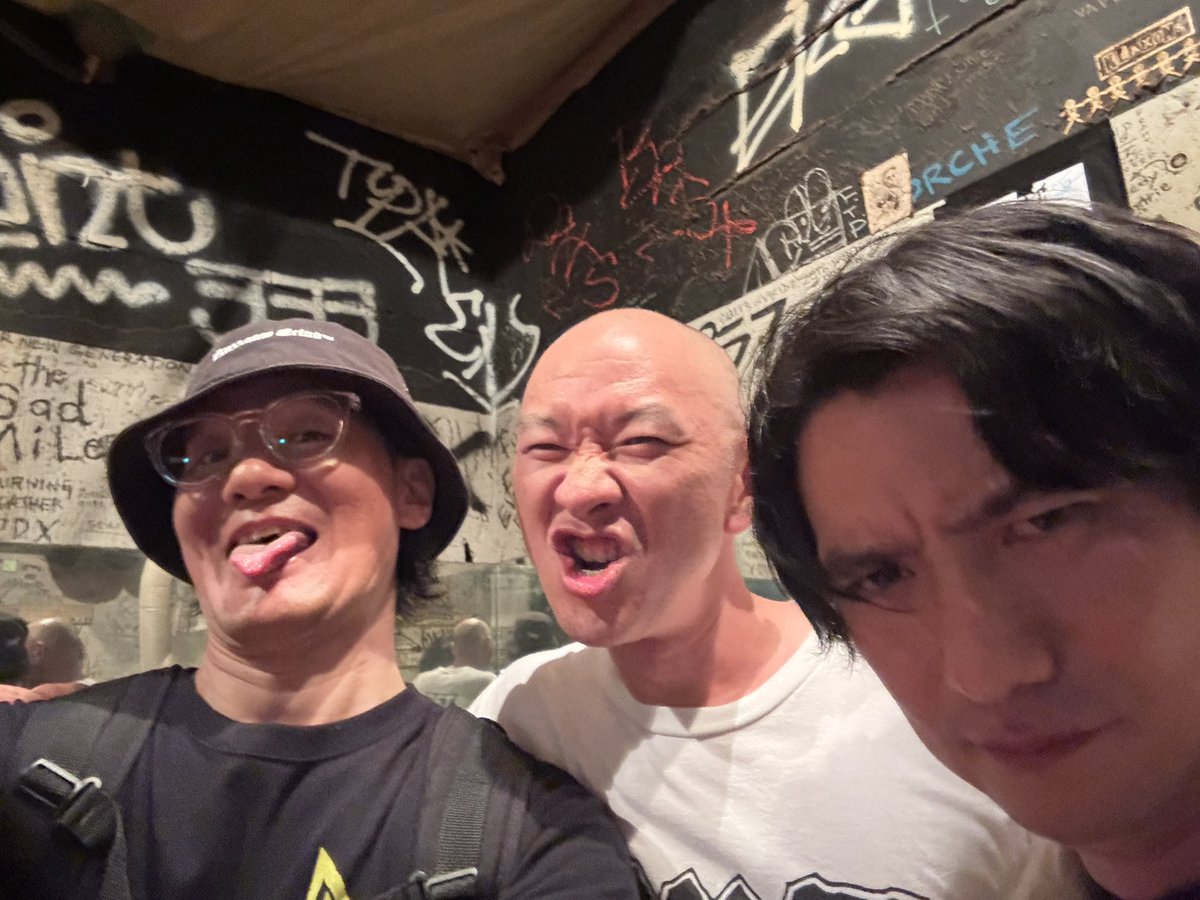 extremynegative's tweet photo. 今日Earthdomにライブ見に行ったら二十数年ぶりに酒井ちゃんに再会！
色々バカっ話して楽しかったな〜✨
酒井ちゃんといえば、OAC,Breakfast,Exclaim等ファストＨＣなイメージがありますが、今は弾き語りをしているそうです！
ちなみに明日小岩Bushbashでパフォーマンスだそうです！ https://t.co/Ks6qtbdGBj