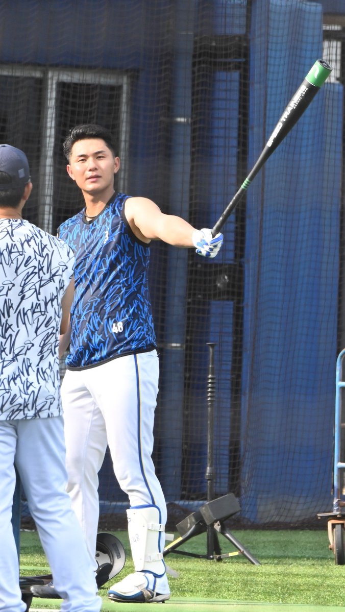 WellerGallagher's tweet photo. 8/1 DOCK 金属バットの音がすると思ったらドライブラインのバット。村田監督も興味津々だった😊 https://t.co/O9T0eEn1aG