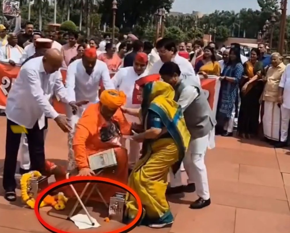 StanwarSateesh's tweet photo. एक छोटा सा किस्सा है द्वापर युग का। 

एक त्रिकालदर्शी साधु सबका भविष्य बता देते थे। 

उनका मजाक उड़ाने के लिए कुछ लौंडों ने पप्पू जैसा ही मखौल किया। 

स्त्री का रूप धरा और पेट पर लोहे-कपड़े आदि बांध कर उसे ऊंचा किया। 

साधु से पूछने गया कि इस ‘महिला’ को बेटा होगा या बेटी?

साधु समझ गए कि उनका उपहास किया जा रहा है। 

गुस्सा आ गया उन्हें और शाप दिया कि न बेटा न बेटी। 

इसके पेट से जो निकलेगा, उससे तुम्हारे सारे खानदान का सफाया हो जाएगा। 

निर्वंश हो जाएगी तुम्हारी नस्ल ही।

आगे का वृत्तांत आपको पता ही है। 

उसी कुल में श्रीकृष्ण पले-बढ़े, फिर भी साधु के शाप का प्रभाव खत्म नहीं कर पाये। 

यदुवंश का सफाया हो गया। 

पप्पू का यादव होना महज़ संयोग है। 

वैसे भी अब जातिगत या वंशानुगत व्यवस्था वैसी नहीं है, जिसमें किसी एक घटना से सम्पूर्ण जाति को जोड़ दिया जाये। 

सो, यह जातिगत बात बिल्कुल नहीं है। 

किंतु ..

किंतु यह कहने में हमें कोई गुरेज नहीं है कि जिस तरह का कृत्य आज दोनों पप्पुओं ने किया है, उसका प्राकृतिक दंड तो मिलेगा ही। नैसर्गिक न्याय हो कर रहेगा। 

शायद हम सब देखेंगे इन्हें सजा मिलते हुए। लाजिम है देखेंगे। 

हे ईश्वर! 

इन्हें बिल्कुल भी क्षमा मत करना। 

इन्हें पता है कि ये क्या कर रहे थे। 

समस्त सनातन समाज को अपमानित कर खून के आसूं रुलाने वाले इन दोनों पप्पुओं के विरुद्ध हुए ‘न्याय’ देखने की प्रतीक्षा रहेगी।