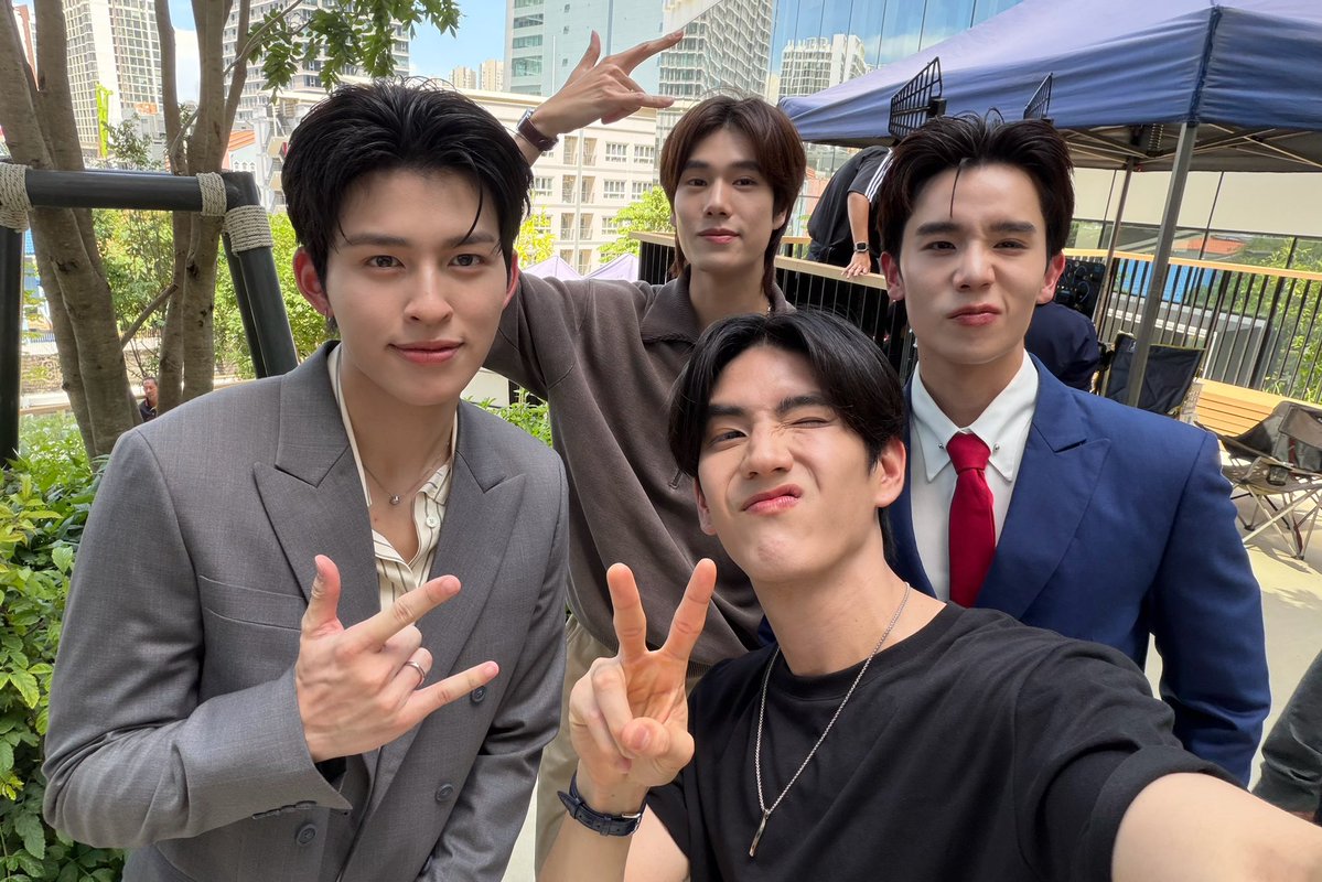 xiseks's tweet photo. ตกรอบอีกหนึ่งคู่ คุณธีร์เวอร์ชั่นโคนันและคุณพีชเวอร์ชั่นว้าวซ่า ตกหลุมรักเต็มเปา… ขอบคุณหมอที่พยายามอย่างหนักในการใส่คอนแทคเลนส์จะได้มีตาสีเทาตามรีเควสท์ เกือบสำเร็จแล้ว แค่นี้ก็รักสุดๆแล้ว #PeachAndMeSeriesFinalEP https://t.co/h7DhFAeKv6