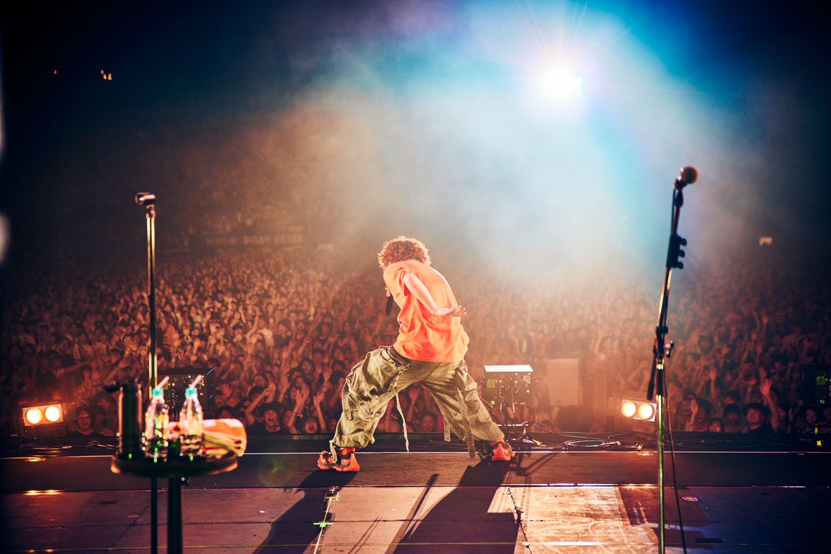NUMBERSHOT_'s tweet photo. 【Vaundy】
リハーサルから会場は大盛り上がり！
伸びやかな歌声に身体を預けてノリノリ🎶🕺

観客の手拍子と共に颯爽と登場！
唯一無二の歌声と世界観で会場は
一気にVaundy Worldへ！✨

歓声とVaundyの咆哮がドームいっぱいに響き渡ります！
ココが間違いなく福岡で一番アツい場所です！🔥

#Vaundy　#NUMBERSHOT