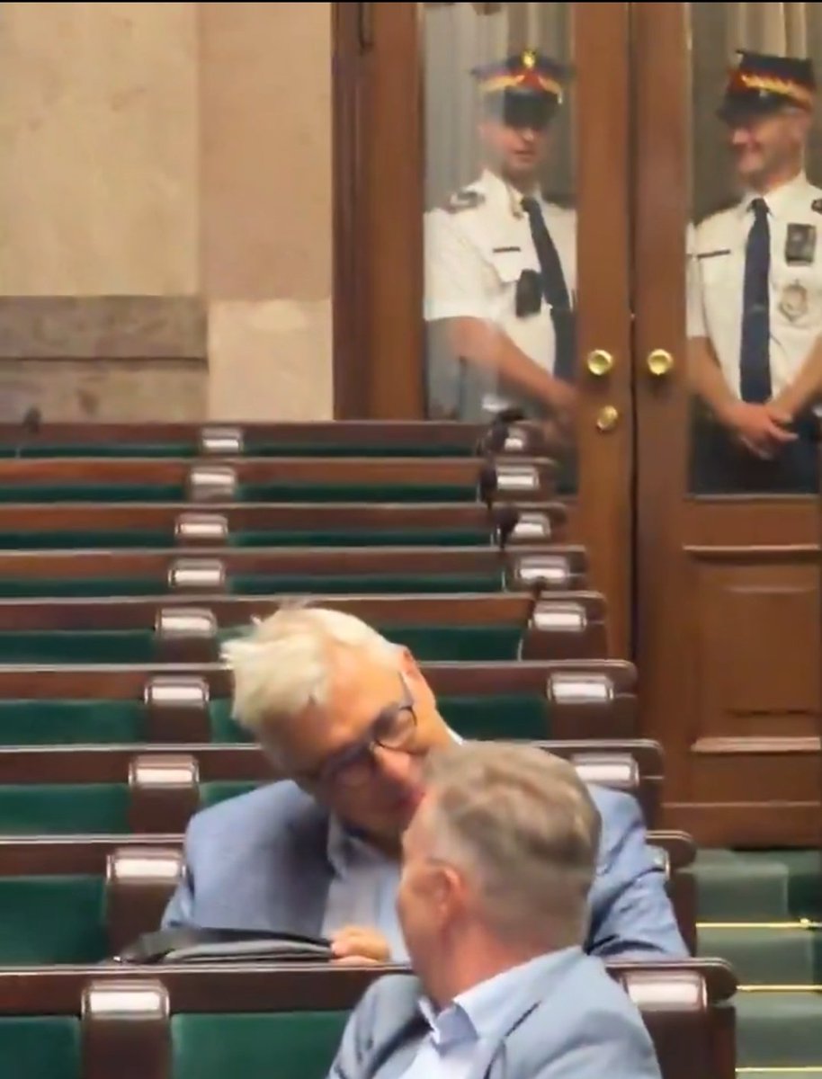 siwy1712's tweet photo. Mina straży Marszałkowskiej na nawalnego Giertycha mówi wszystko. https://t.co/1TjbbPN6UP