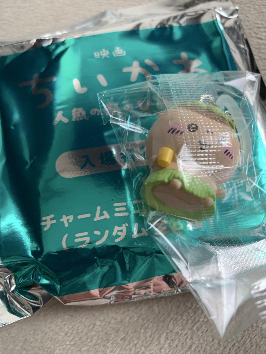 LostRiver20's tweet photo. 映画『ちいかわ 人魚の島のひみつ』を観たよ。特典は最推しのくりまんじゅう！一発で当てるのラッキーだわー😆第二弾はいつ？島二郎かセイレーンのチャームが来て欲しいねー
#ちいかわ https://t.co/5NgCT37QMH