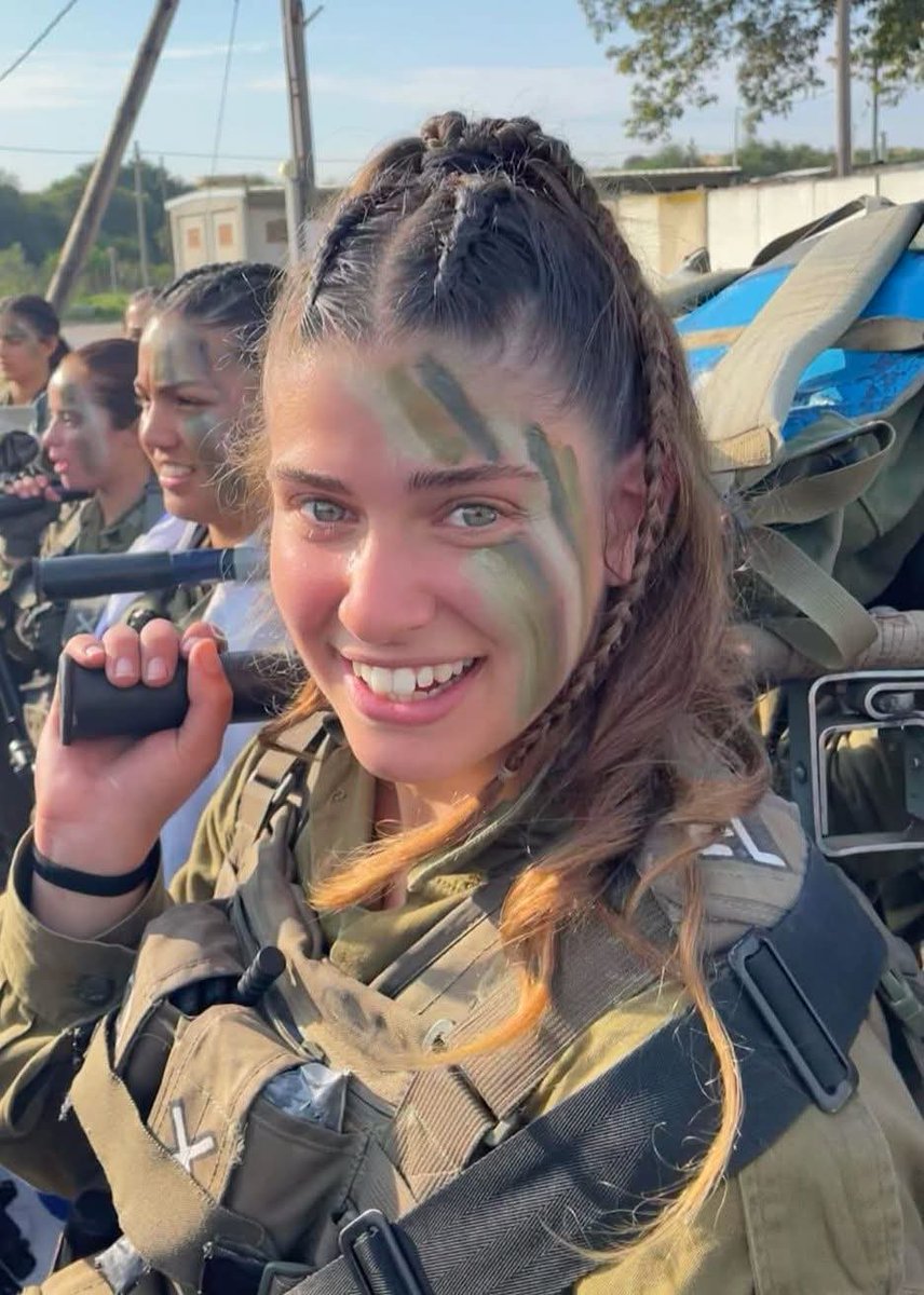 zpeled's tweet photo. 7.10, השעה 08:00 בבוקר.
"אימא, יורים עלינו."
אלה היו המילים האחרונות שעדן הספיקה לומר לאמה בטלפון, לפני שהשיחה נותקה.
כעשר דקות לאחר מכן היא שלחה הודעה אחת בלבד:
"אני אוהבת אתכם."
הוריה מיהרו להשיב:
"שמרי על עצמך. נשיקות."
עדן כבר לא הספיקה לראות את ההודעה.

זהו סיפורה של סמ"ר עדן אלון לוי.

עדן, בת 19 מנירית, הייתה מ"כית טירונים בבסיס זיקים ולוחמת חילוץ והצלה. באותו חודש היא הייתה אמורה לצאת לקורס קצינים. באותה שבת הייתה בתורנות, ובשעה 06:00 עלתה לשמור בעמדת השער מול גבול עזה, יחד עם טירון מפלוגתה.

כעבור חצי שעה החלה מתקפת הטרור.
עשרה מחבלים חמושים ברובי סער, מטולי RPG ורימונים הסתערו לעבר השער. הדבר הראשון שעדן עשתה היה לדאוג לחייל שהיה איתה.
היא הורתה לו לרוץ למיגונית ולהציל את עצמו. היא, לעומת זאת, נשארה בעמדה.

עם נשק קל בלבד, מול כוח גדול ממנה בהרבה, היא השיבה אש, בלמה את המחבלים פעם אחר פעם ולא אפשרה להם לפרוץ פנימה. במשך כשעתיים נלחמה בגבורה בלתי נתפסת, עד הכדור האחרון.

בזכות עמידתה האמיצה ניצלו כ־90 טירונים ששהו בבסיס, עשרות אזרחים שהסתתרו בו, וגם קיבוץ זיקים הסמוך. המחבלים נבלמו בשער ולא הצליחו לחדור.

עדן נפלה באותה עמדה שעליה הגנה. יחד איתה נפלו בקרב חמישה מחבריה לסגל.

רגע אחרי שהספיקה לכתוב למשפחתה "אני אוהבת אתכם", היא בחרה להישאר ולהילחם כדי להציל אחרים. 
עד הכדור האחרון.

💔
לזכרה.