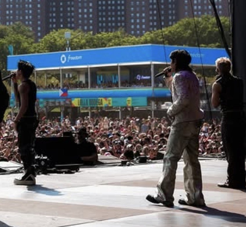 yesitisprecious's tweet photo. @jorgesnic The one who took this most likely was at the Chase Freedom lounge. Lahat daw nang nandun were watching SB19's Lollapalooza set and totoo nga! https://t.co/09KgvHE2t2