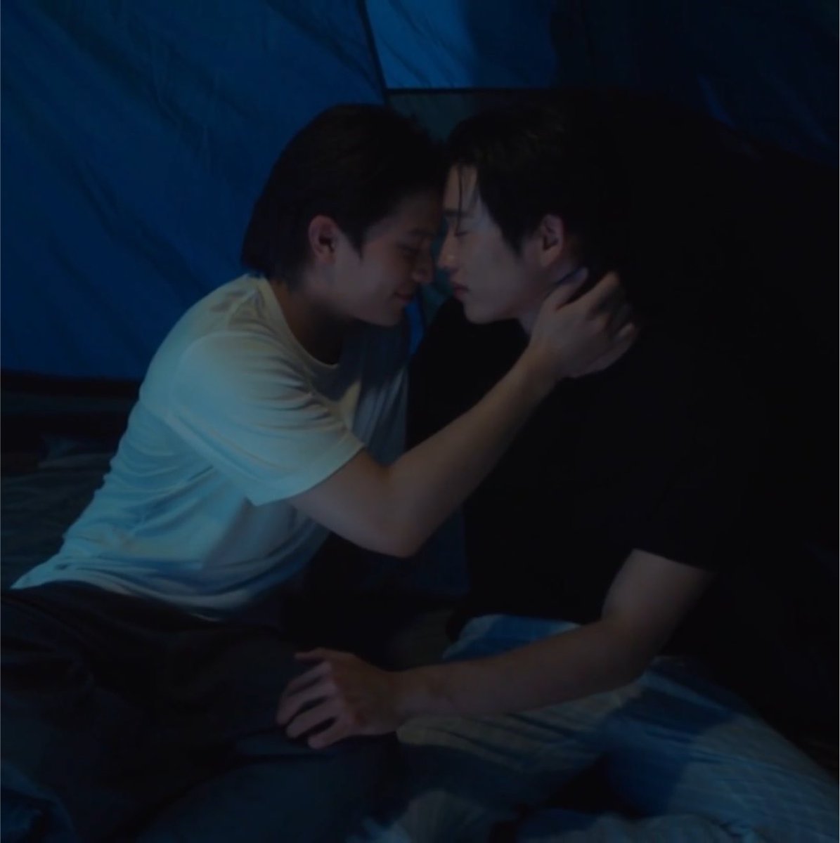 underthesamsky_'s tweet photo. คิสซีนอันนี้ดีมาก แบบดูแล้วรู้เลยว่าลีดไปถึงซีนอะไร ภาพมุมแคบว่าเขินแล้วเจอมุมกว้างไปต้องกลั้นหายใจอะ คุณโรมมันจูบแบบพุ่งเข้ามาแบบทั้งตัวแล้ว แต่พอผละออกมาเจอสายตาประหม่าของโมกข์กับมือที่วางตรงต้นขา ฮีอ่อนลงเลย ไปช้าๆ เอาหน้าผากไปชนกับเค้าแบบเอ็นดูมาก มันรักของมันจริงๆนะนั่น https://t.co/xLUQGopr0F